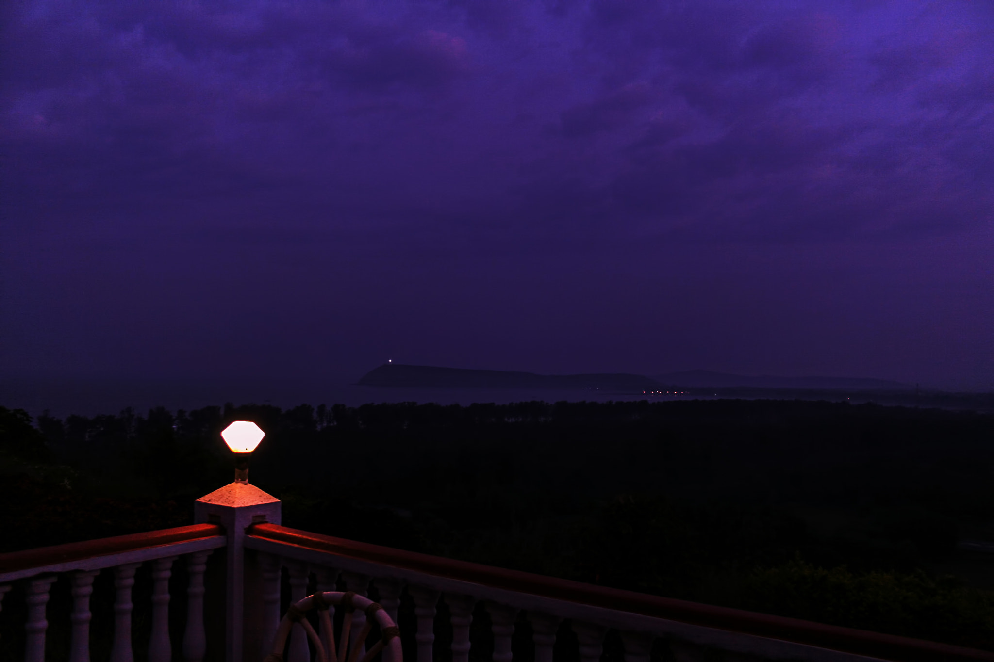 Canon EOS 400D (EOS Digital Rebel XTi / EOS Kiss Digital X) sample photo. Light and the lighthouse photography