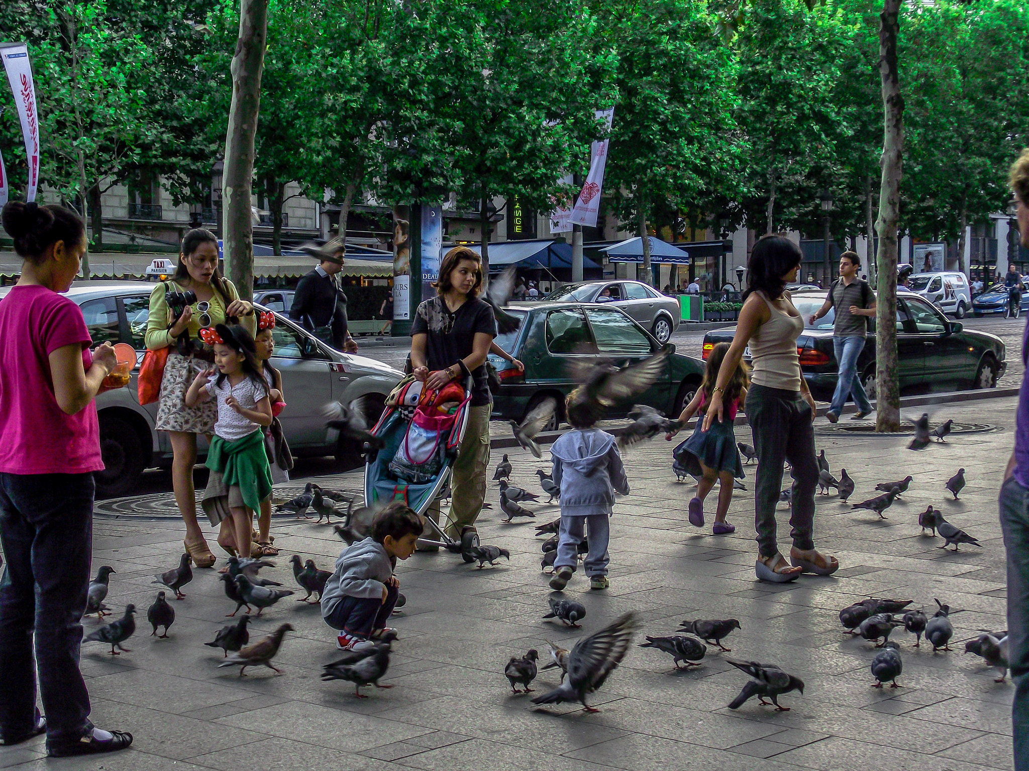 Fujifilm FinePix S1900 sample photo. Kids playing on a street in paris photography