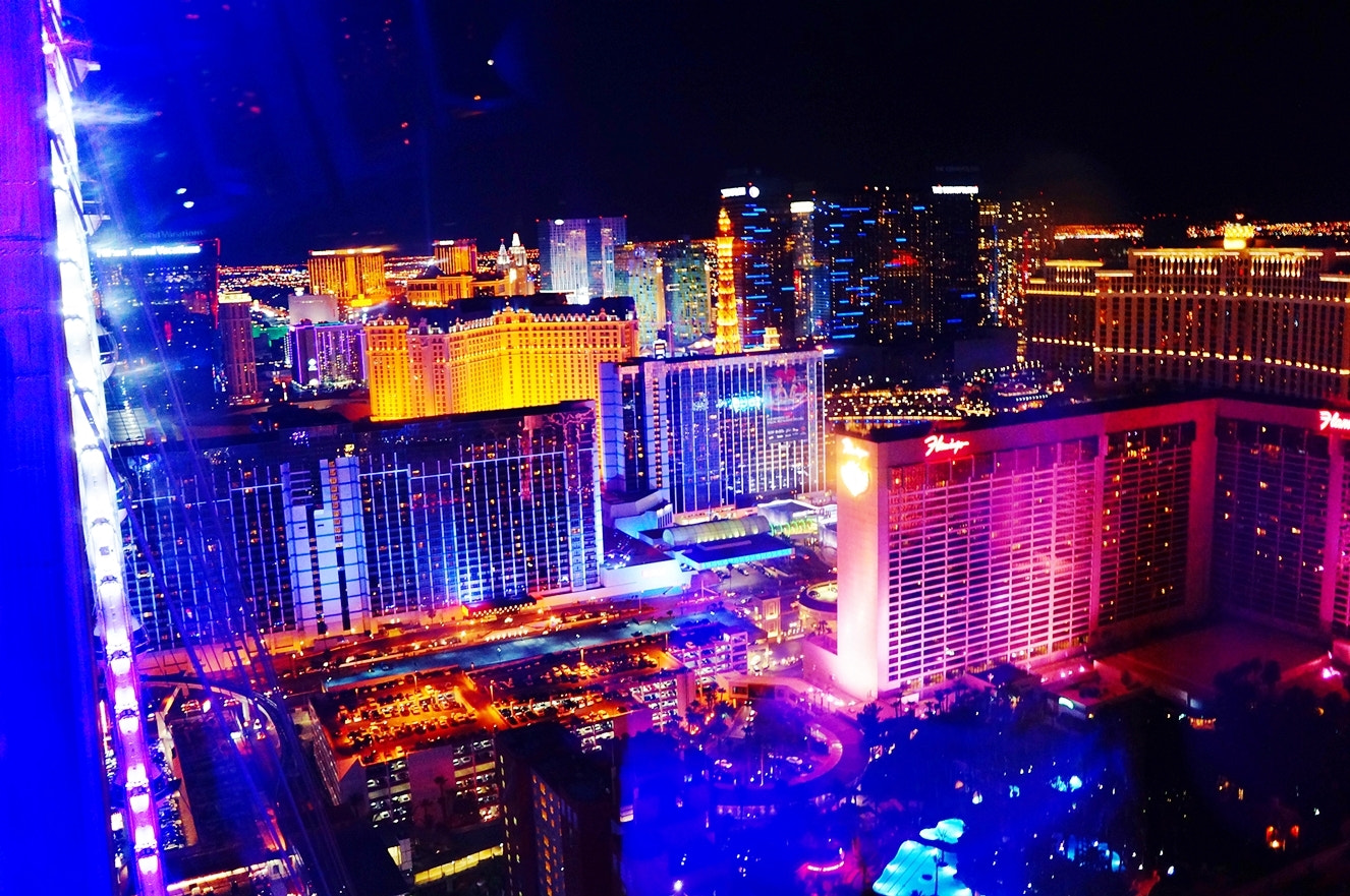 Sony Alpha NEX-5T + Sony E 20mm F2.8 sample photo. Las vegas strip at night photography