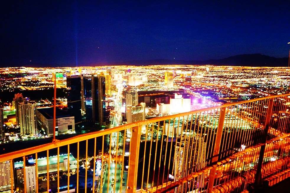 Sony Alpha NEX-5T + Sony E 20mm F2.8 sample photo. Las vegas strip at night photography