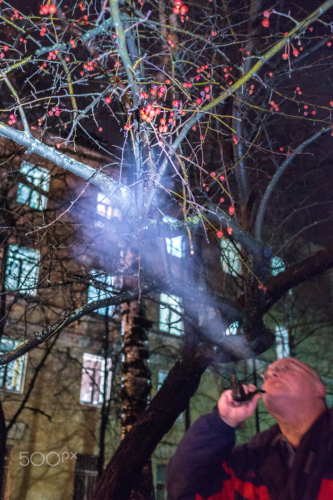 Sony Alpha a5000 (ILCE 5000) + Sony Sonnar T* E 24mm F1.8 ZA sample photo. Night street smoker photography