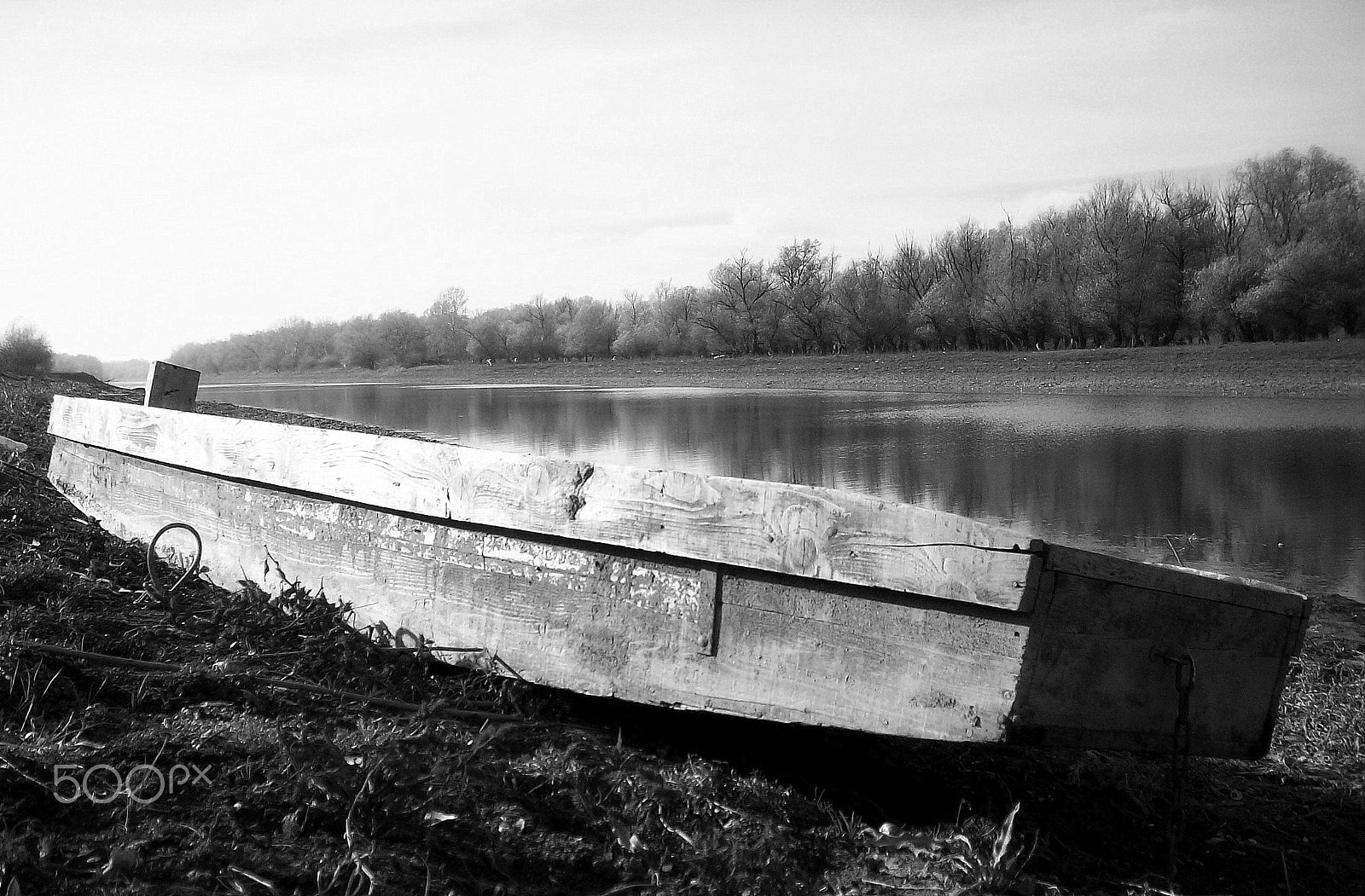 Kodak EASYSHARE M753 ZOOM DIGITAL CAMERA sample photo. Boat tied up on shore photography