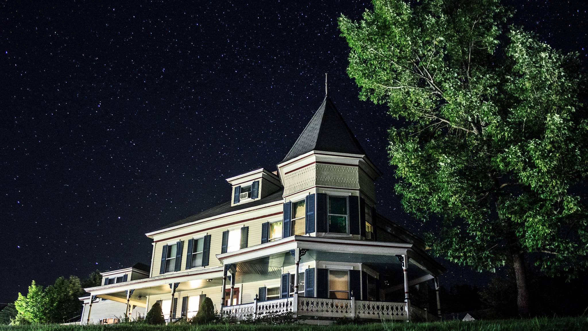 Canon EF-S 18-55mm F3.5-5.6 sample photo. The jefferson inn with the night sky full of stars photography