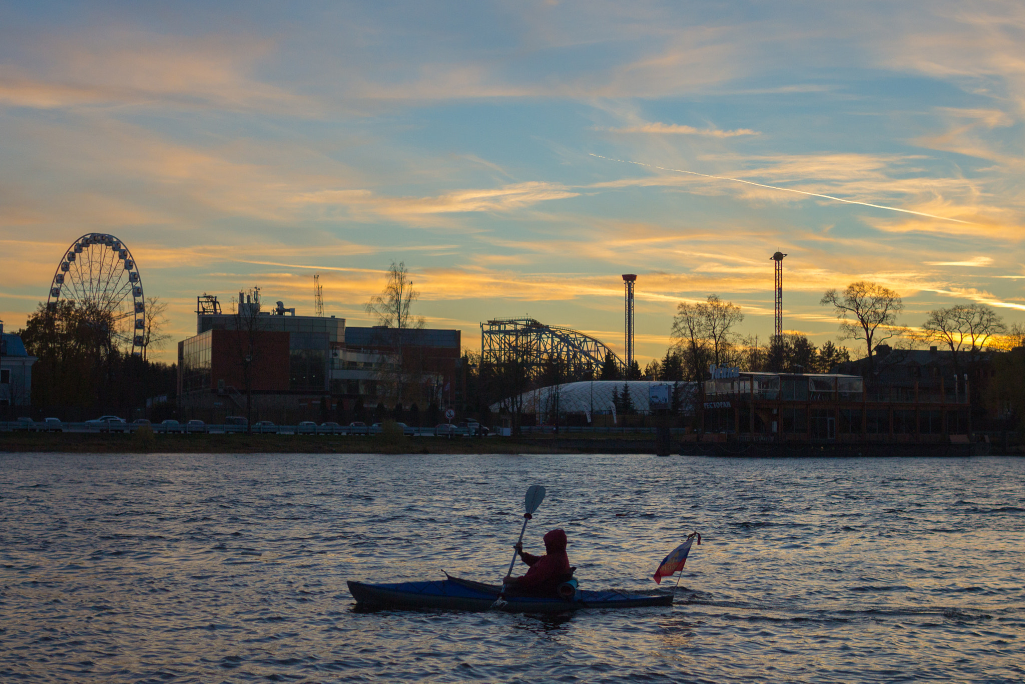 Canon EOS 650D (EOS Rebel T4i / EOS Kiss X6i) + Canon EF 28mm F2.8 sample photo. Kayak on the river photography