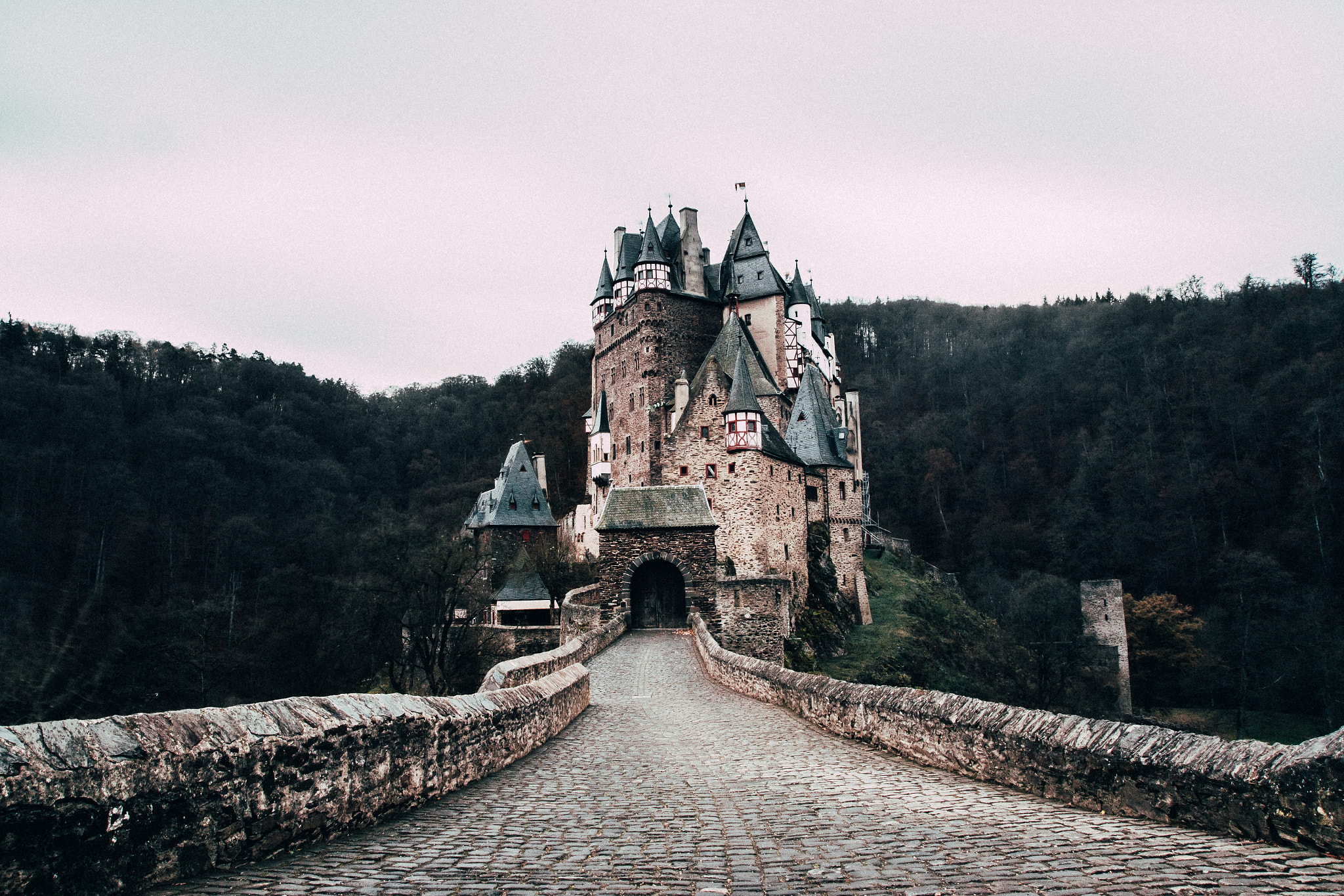 Tamron SP AF 17-50mm F2.8 XR Di II LD Aspherical (IF) sample photo. Eltz castle photography