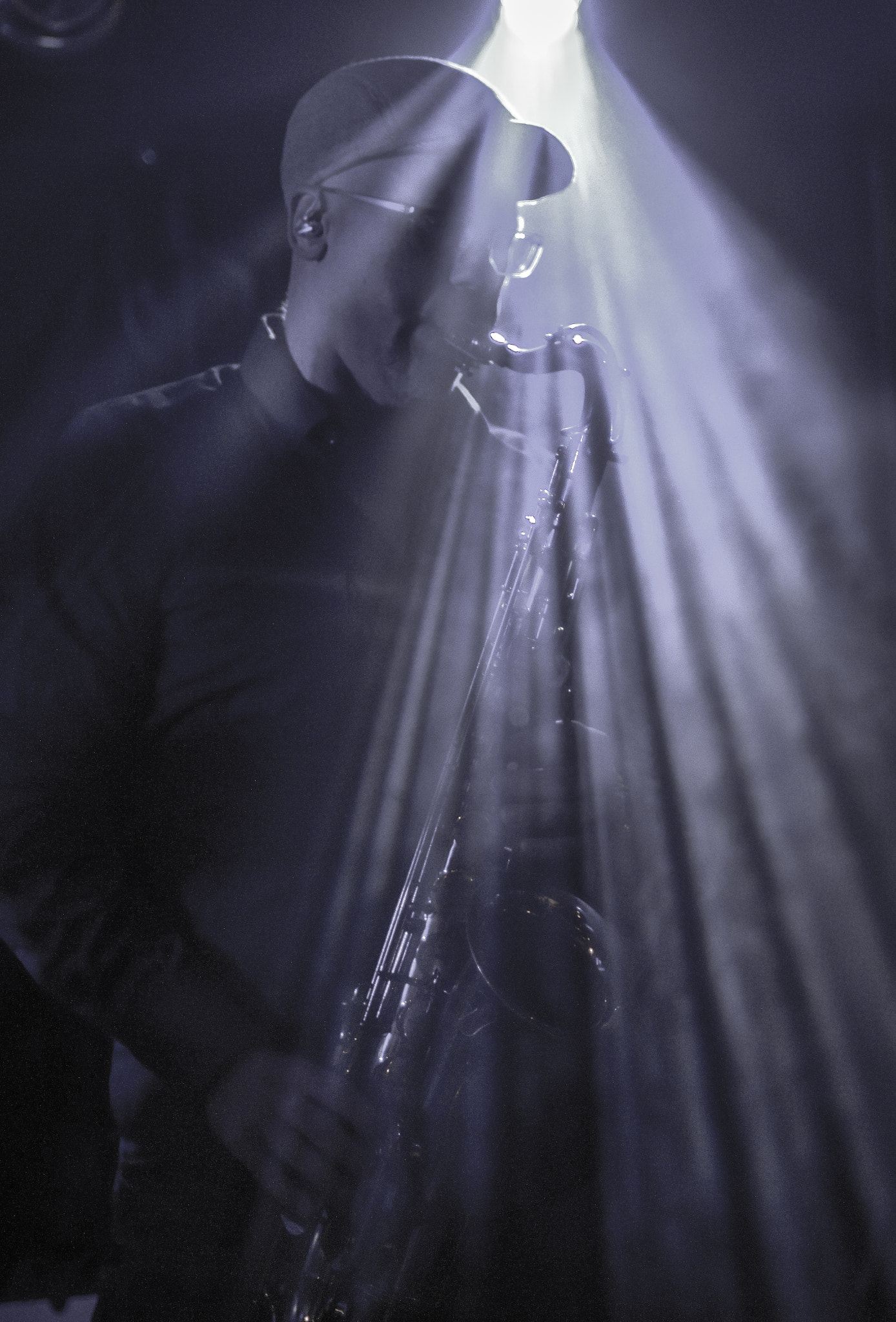 85mm F1.4 sample photo. Saxophonist in the middle of the light photography