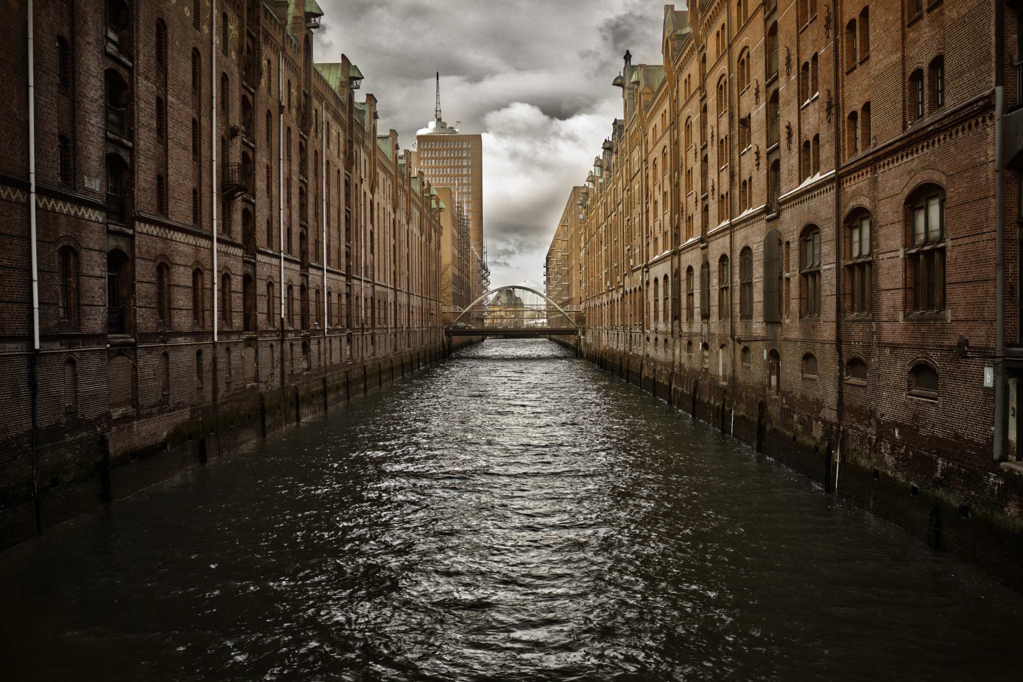 Sony a7R + FE 35mm F0 ZA sample photo. Old harbour hamburg photography