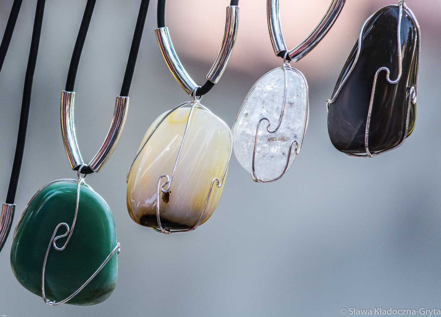 Nikon D7100 + AF Zoom-Nikkor 70-210mm f/4 sample photo. Pendants photography