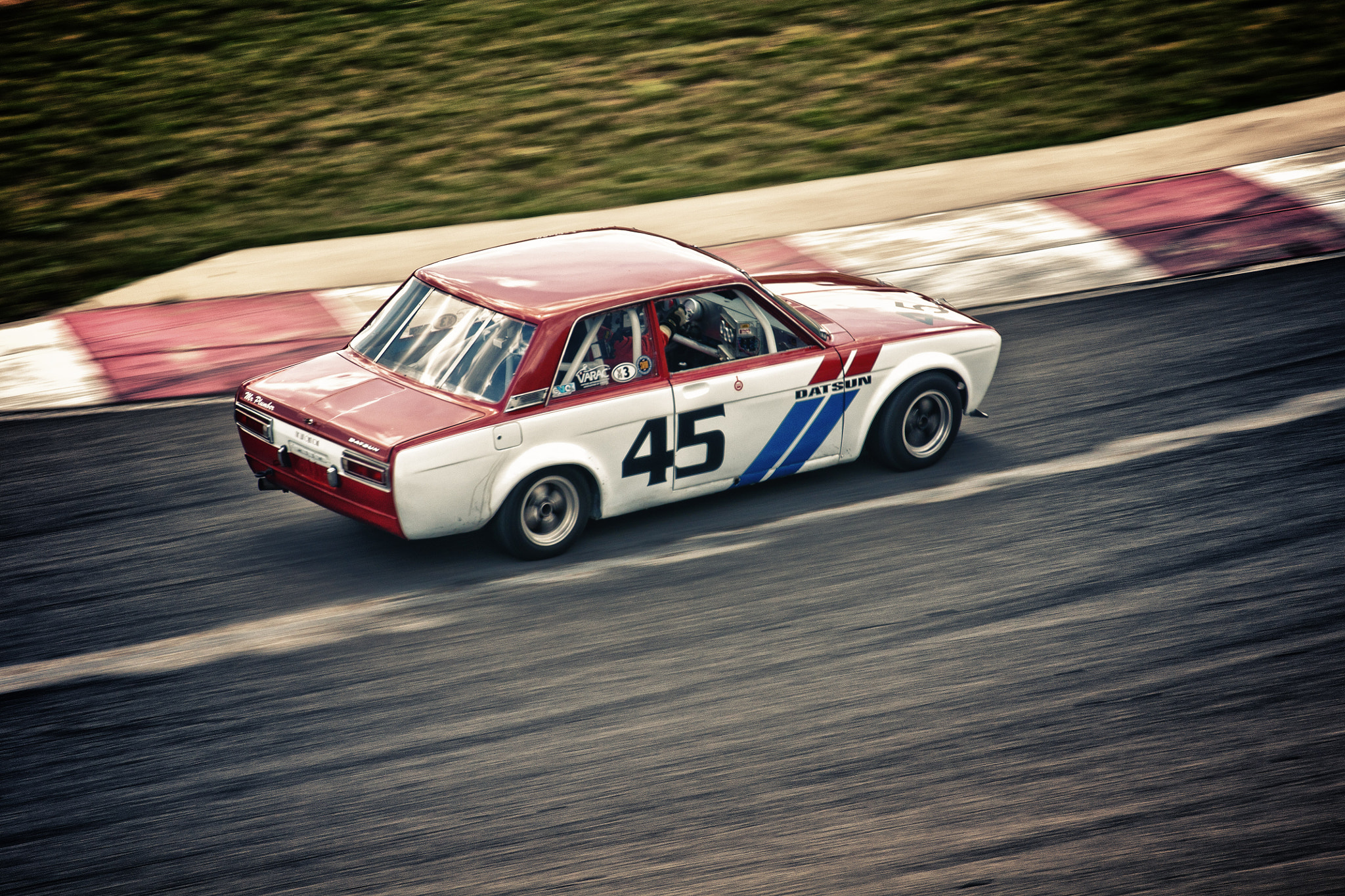 Sony Alpha DSLR-A700 + Minolta/Sony AF 70-200mm F2.8 G sample photo. Vintage racer photography