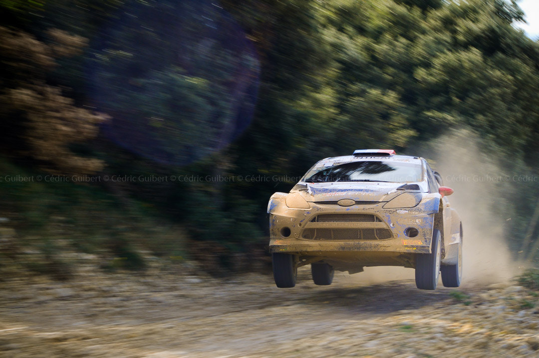 AF Zoom-Nikkor 28-100mm f/3.5-5.6G sample photo. Jump photography
