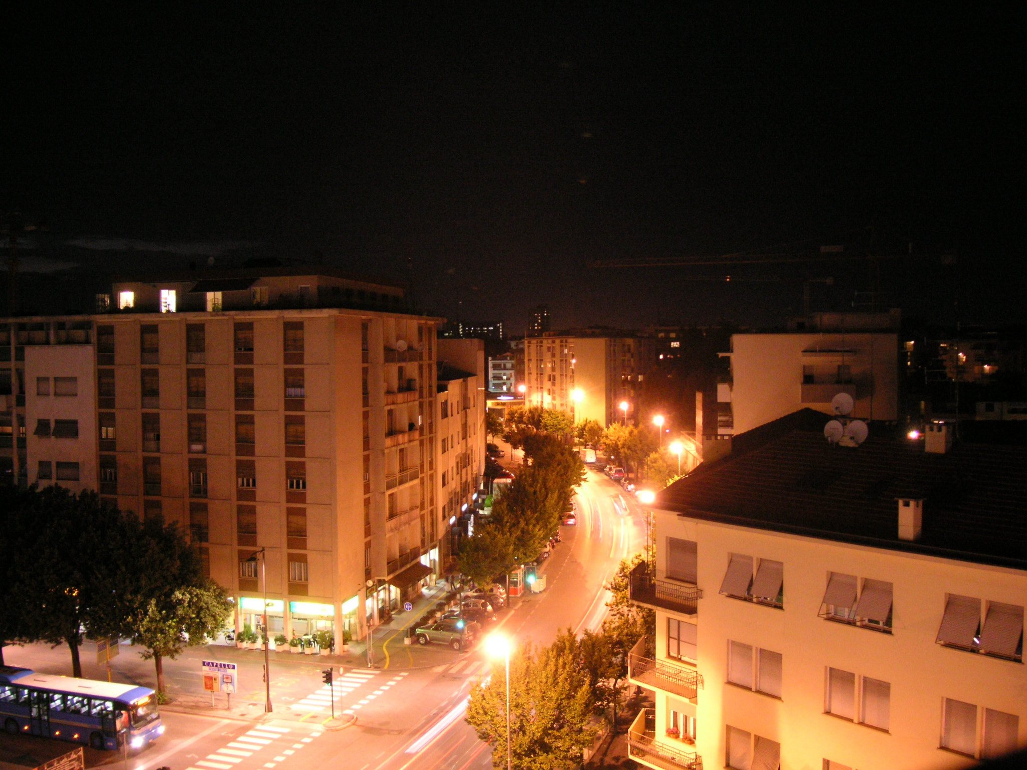 KONICA MINOLTA DiMAGE X50 sample photo. Pordenone by night photography