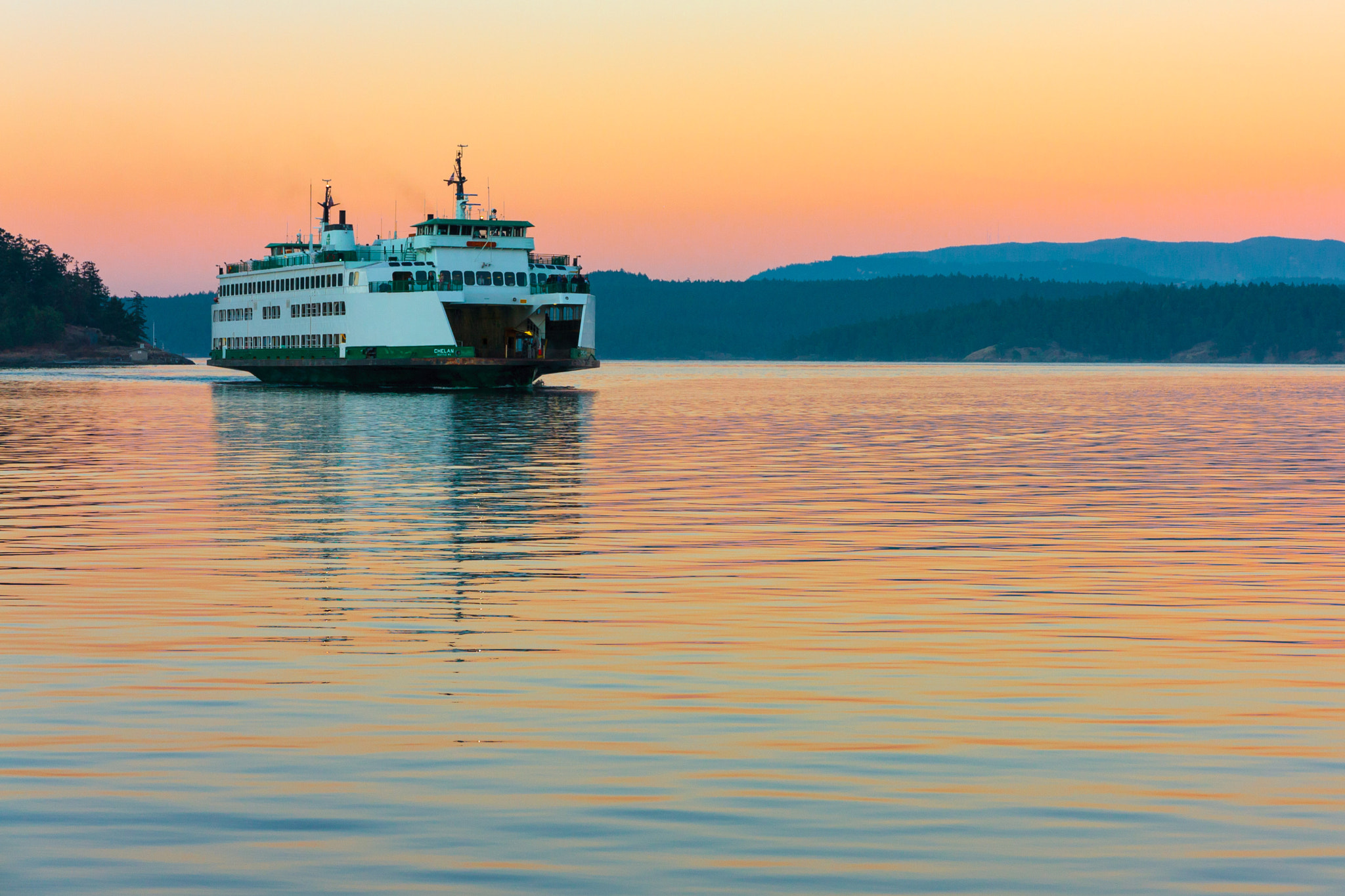 Canon EOS 450D (EOS Rebel XSi / EOS Kiss X2) sample photo. Friday harbor ferry at sunset photography