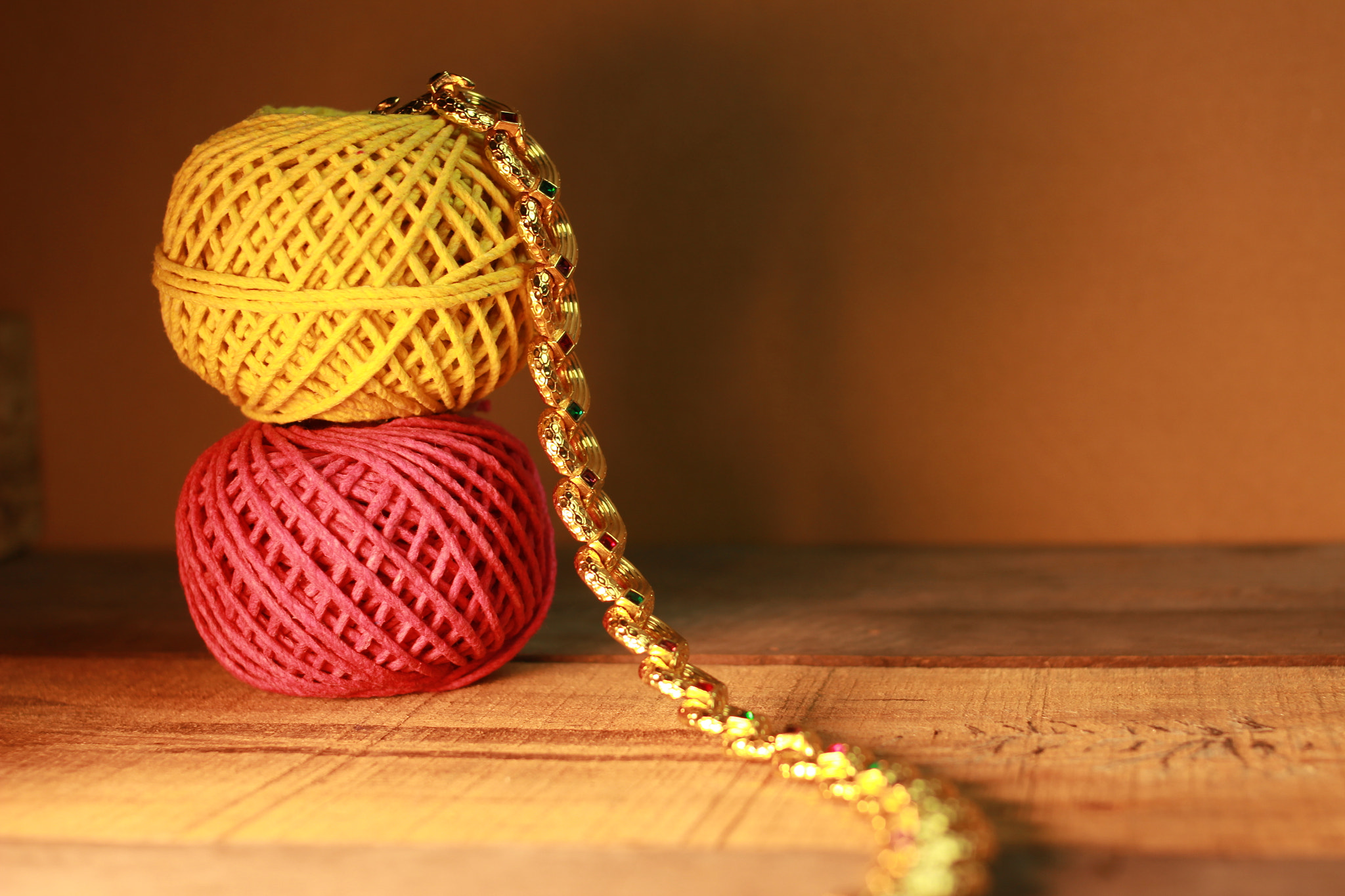 Canon EOS 600D (Rebel EOS T3i / EOS Kiss X5) + Canon EF 35mm F2 sample photo. Gold necklace photography