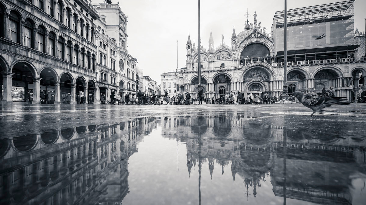 Panasonic Lumix G Vario 7-14mm F4 ASPH sample photo. It's raining in venice and it's so romantic photography