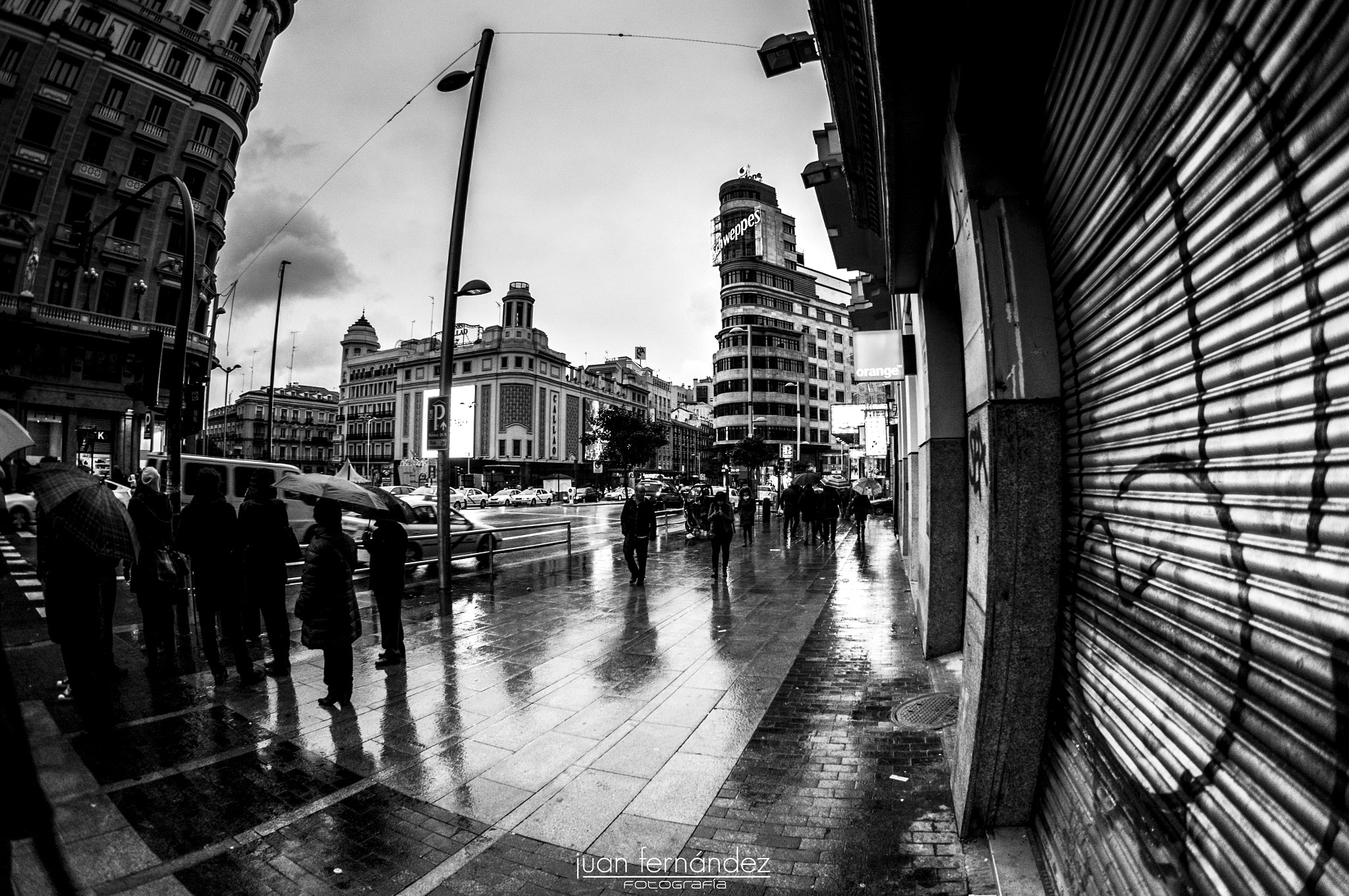 Sony Alpha NEX-5R + Sony E 16mm F2.8 sample photo. Rain in madrid photography