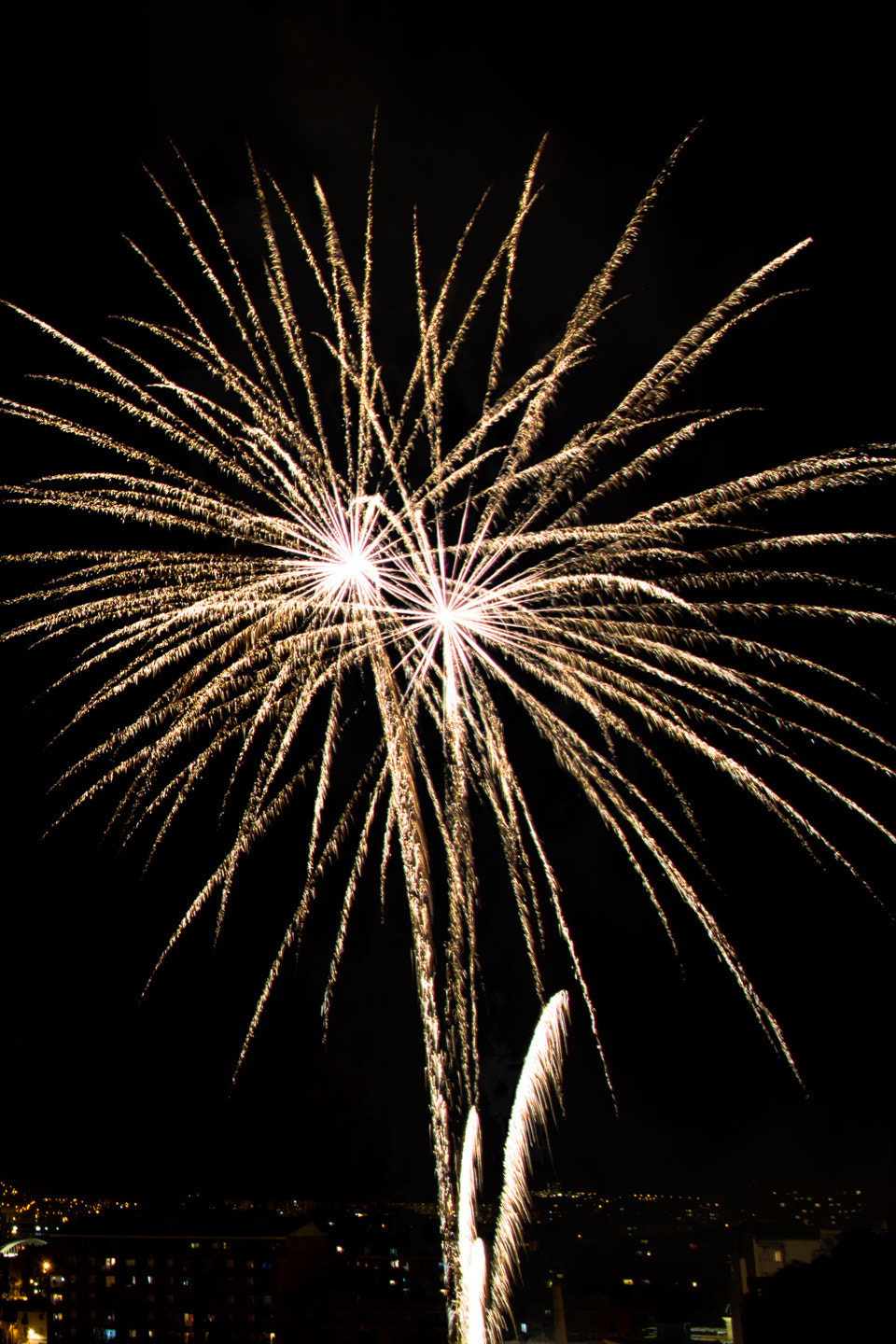 AF Zoom-Nikkor 35-70mm f/2.8D N sample photo. Fireworks photography