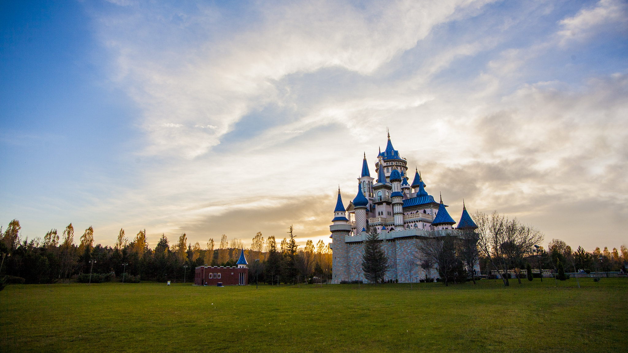 Canon EOS 5D + Tamron AF 19-35mm f/3.5-4.5 sample photo. Castle photography