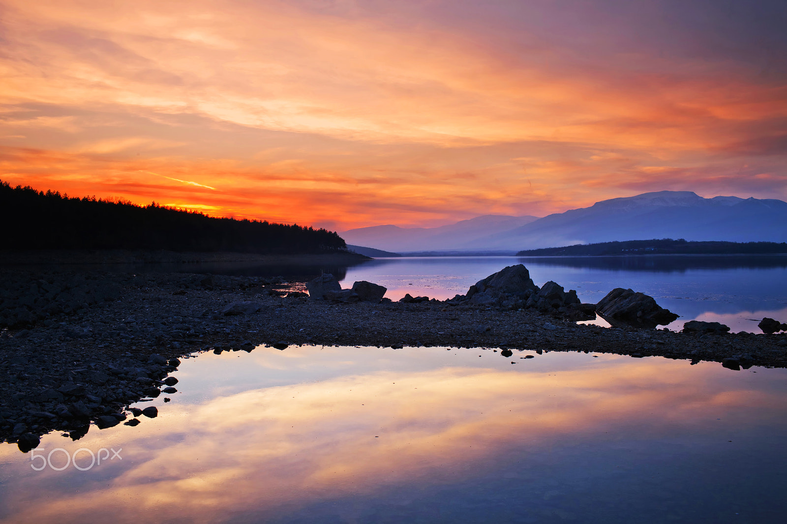 Canon EF 35mm F1.4L USM sample photo. Sunset over the lake photography