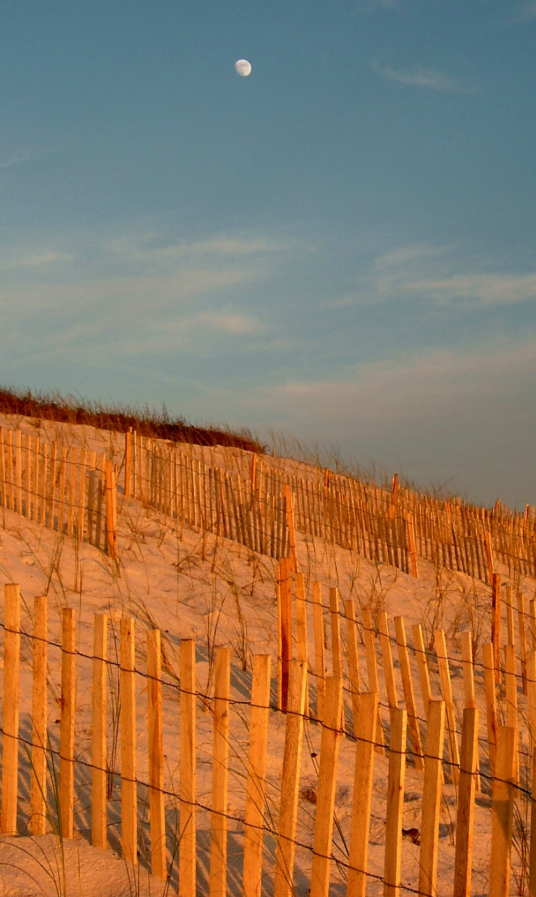 Fujifilm FinePix F700 sample photo. Seaside moonrise photography