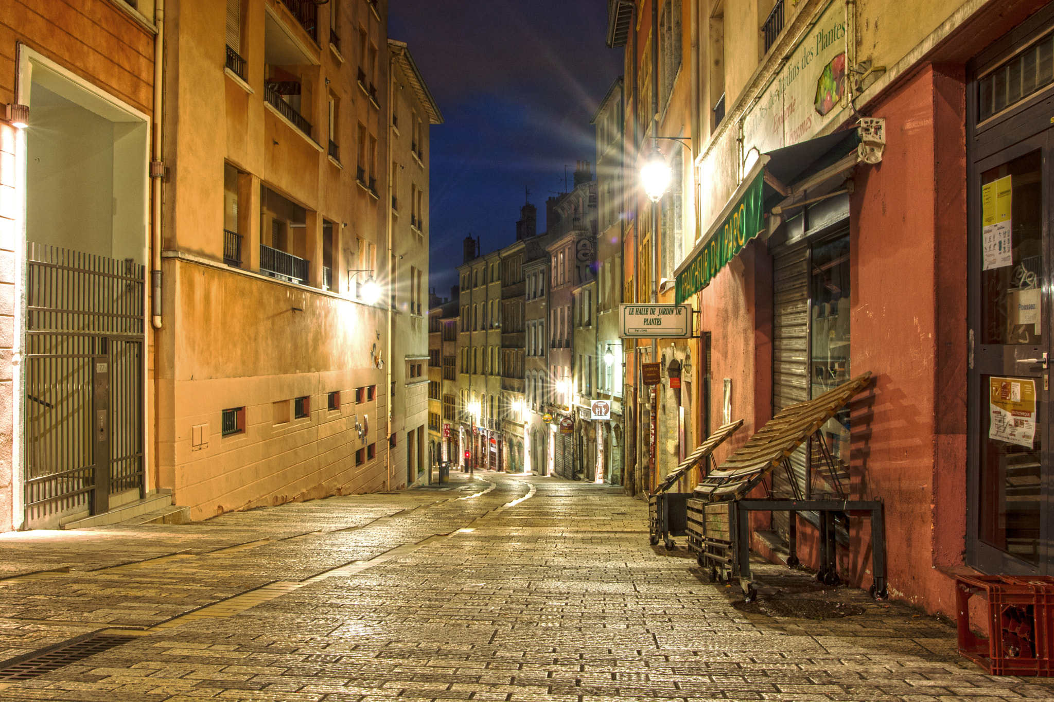 Nikon D7100 + Sigma 20mm F1.8 EX DG Aspherical RF sample photo. Street of lyon photography