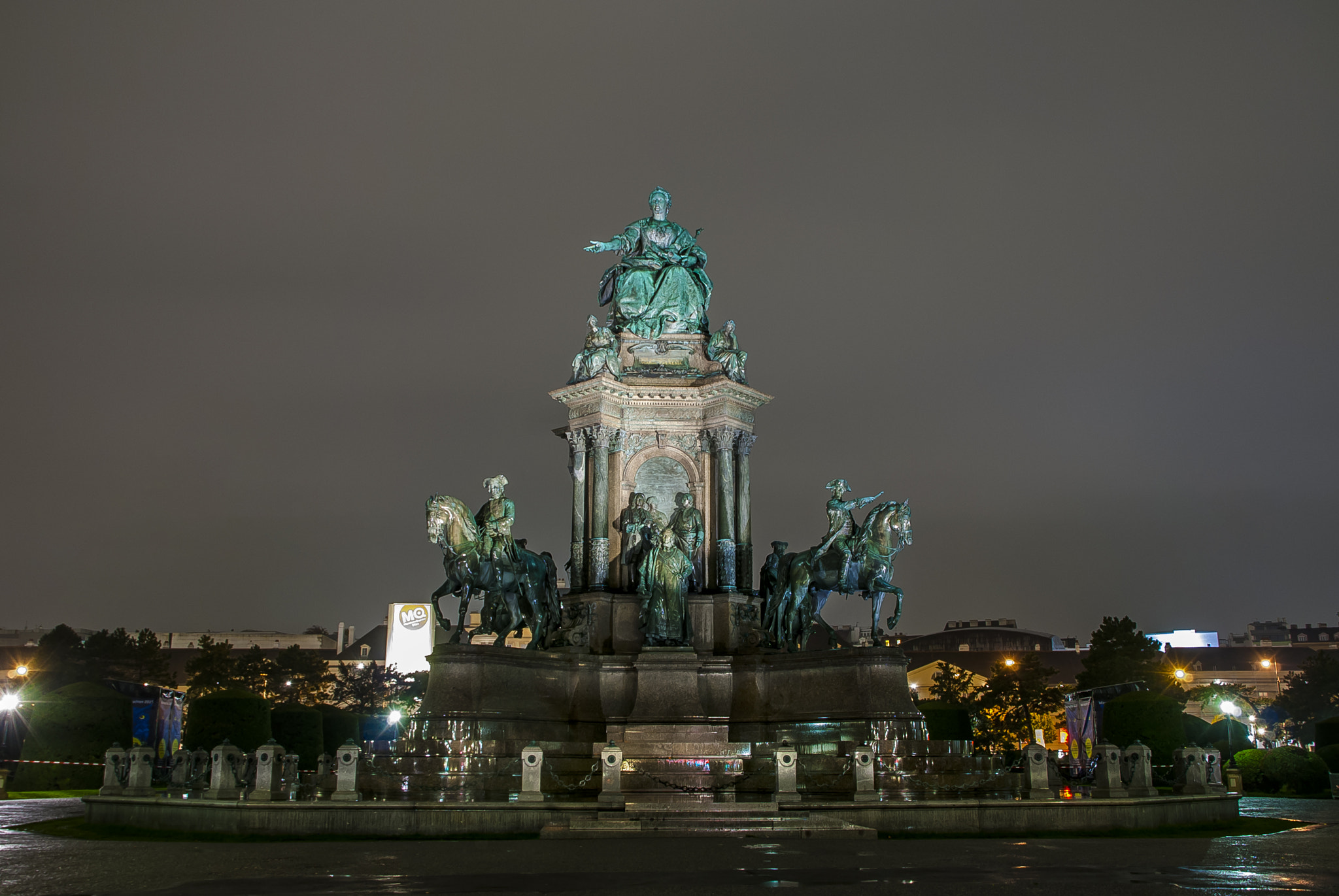 Nikon D80 + Sigma 18-200mm F3.5-6.3 DC sample photo. Maria theresien platz photography