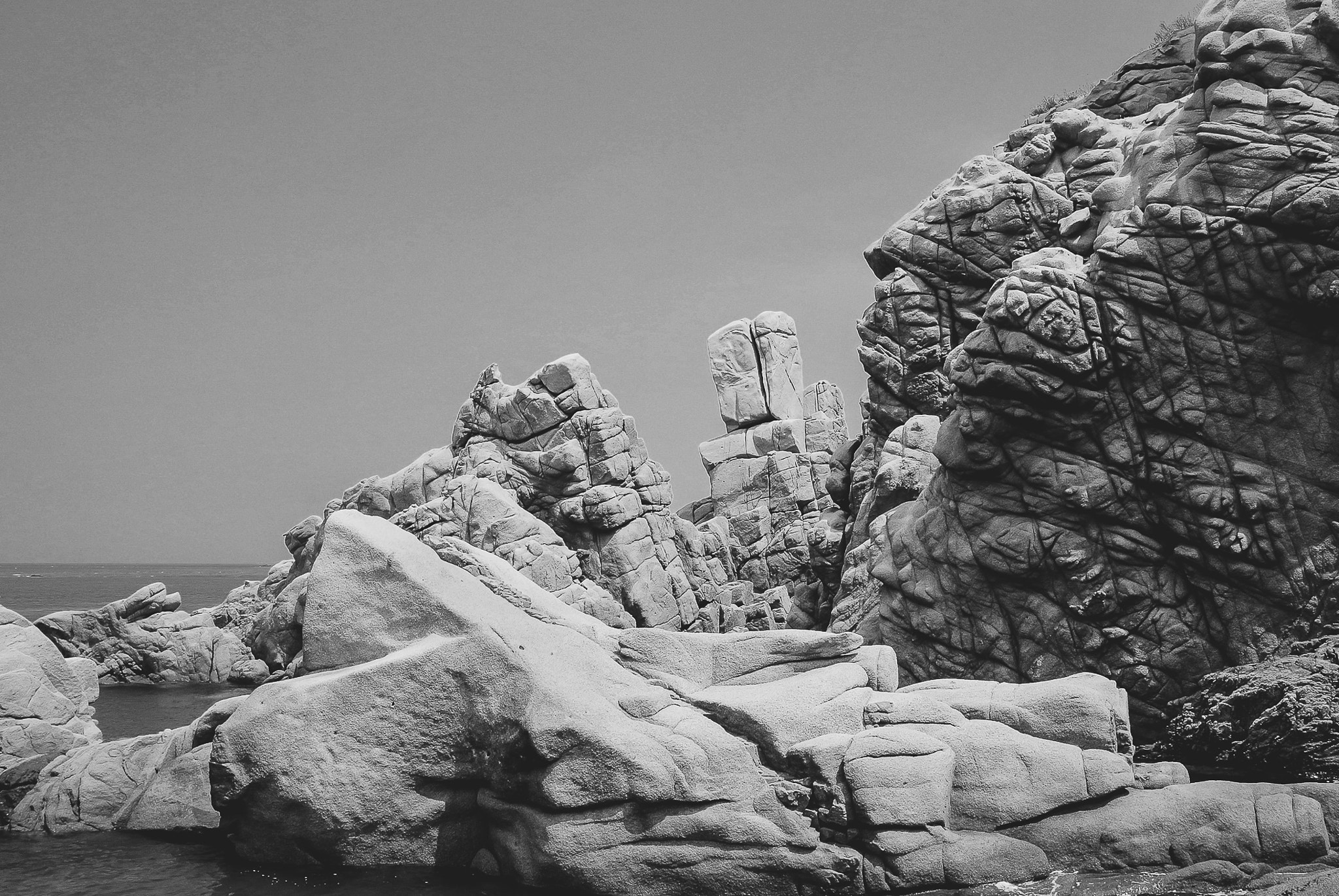 Nikon 1 Nikkor 11-27.5mm F3.5-5.6 sample photo. Seaside rocks photography
