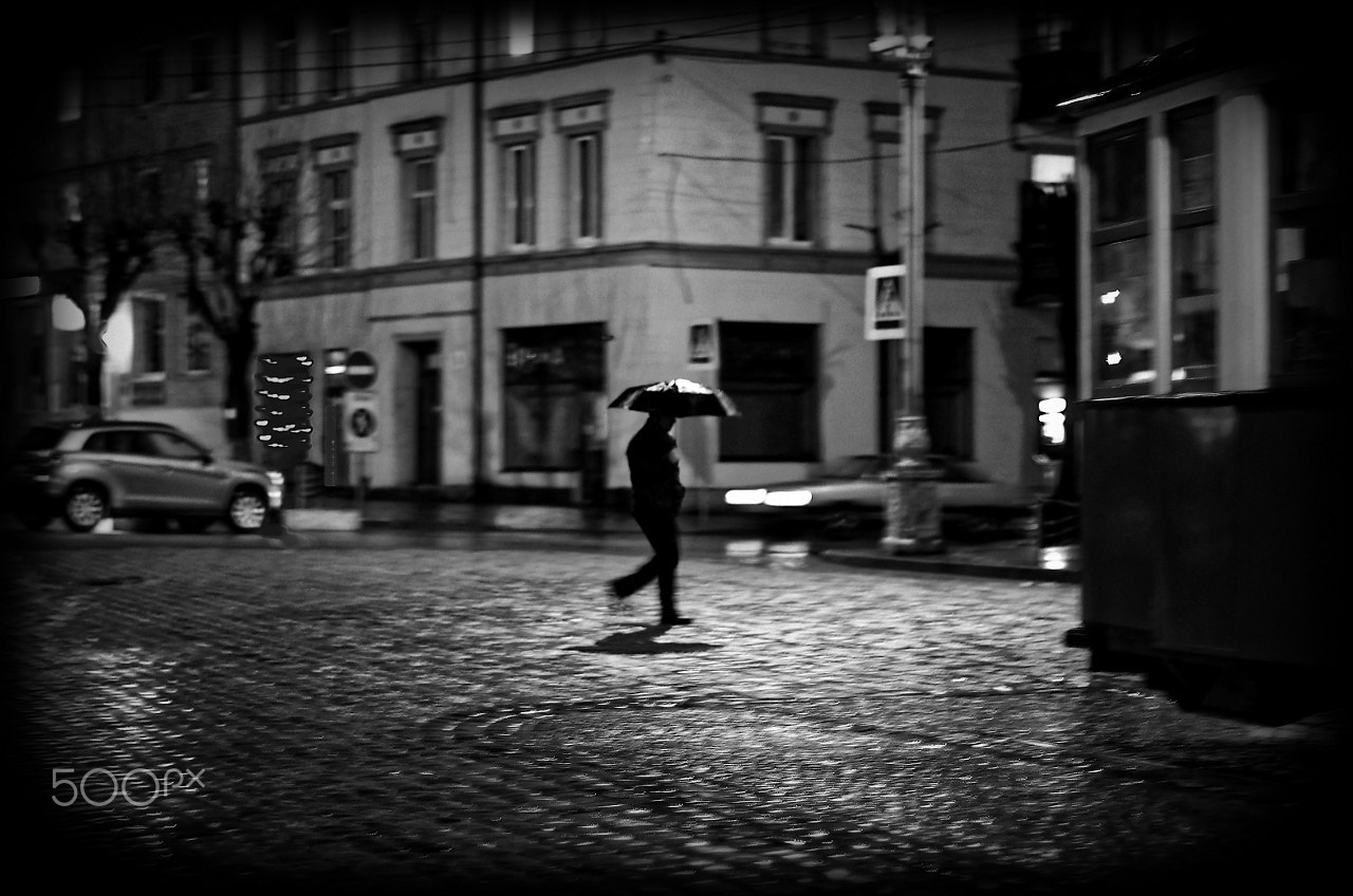 Pentax K-30 + Pentax smc FA 50mm F1.4 sample photo. Ночь, улица, дождь, человек, трамвай photography