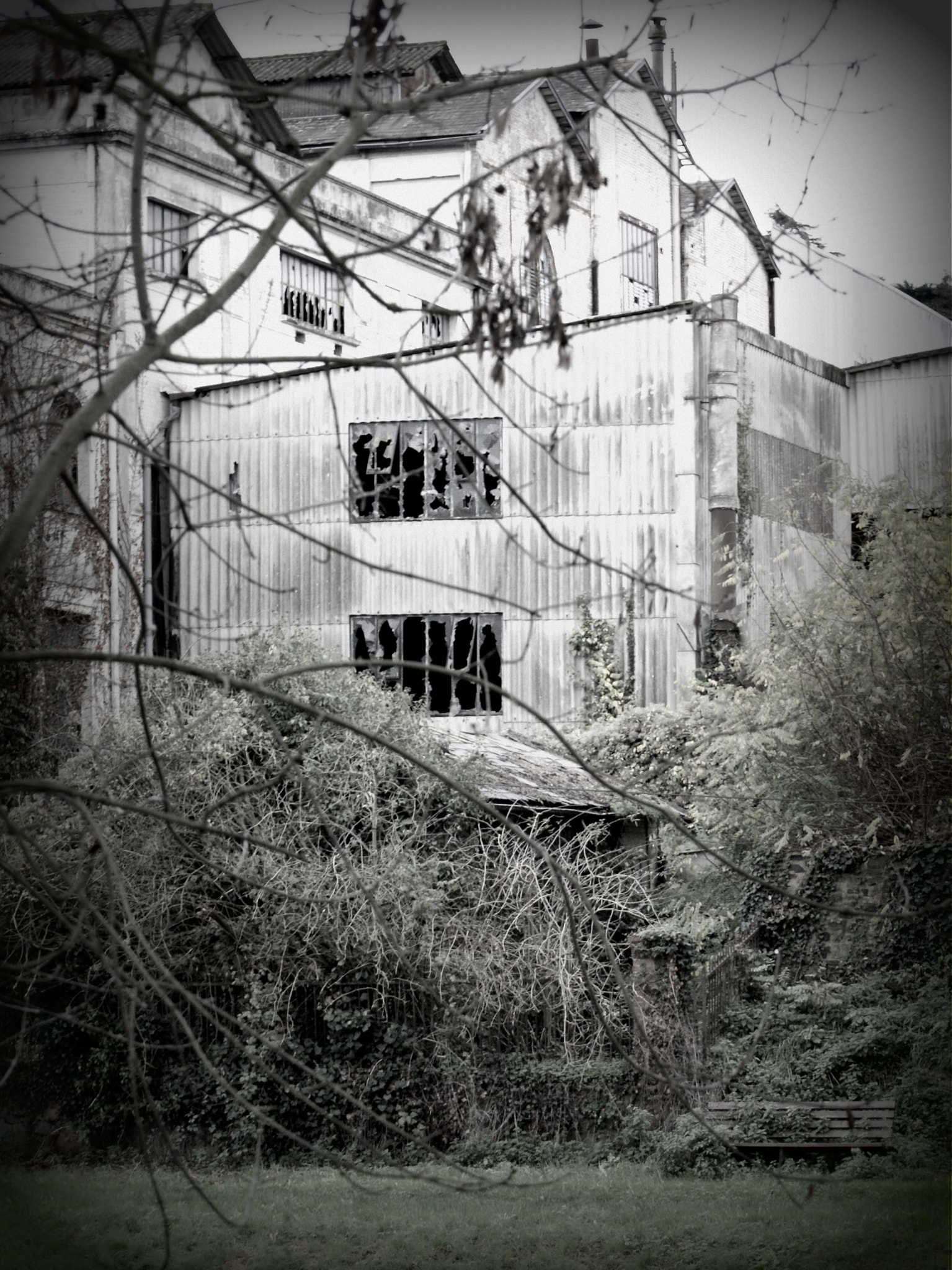 Minolta AF 70-210mm F4.5-5.6 [II] sample photo. Abandoned factory france photography