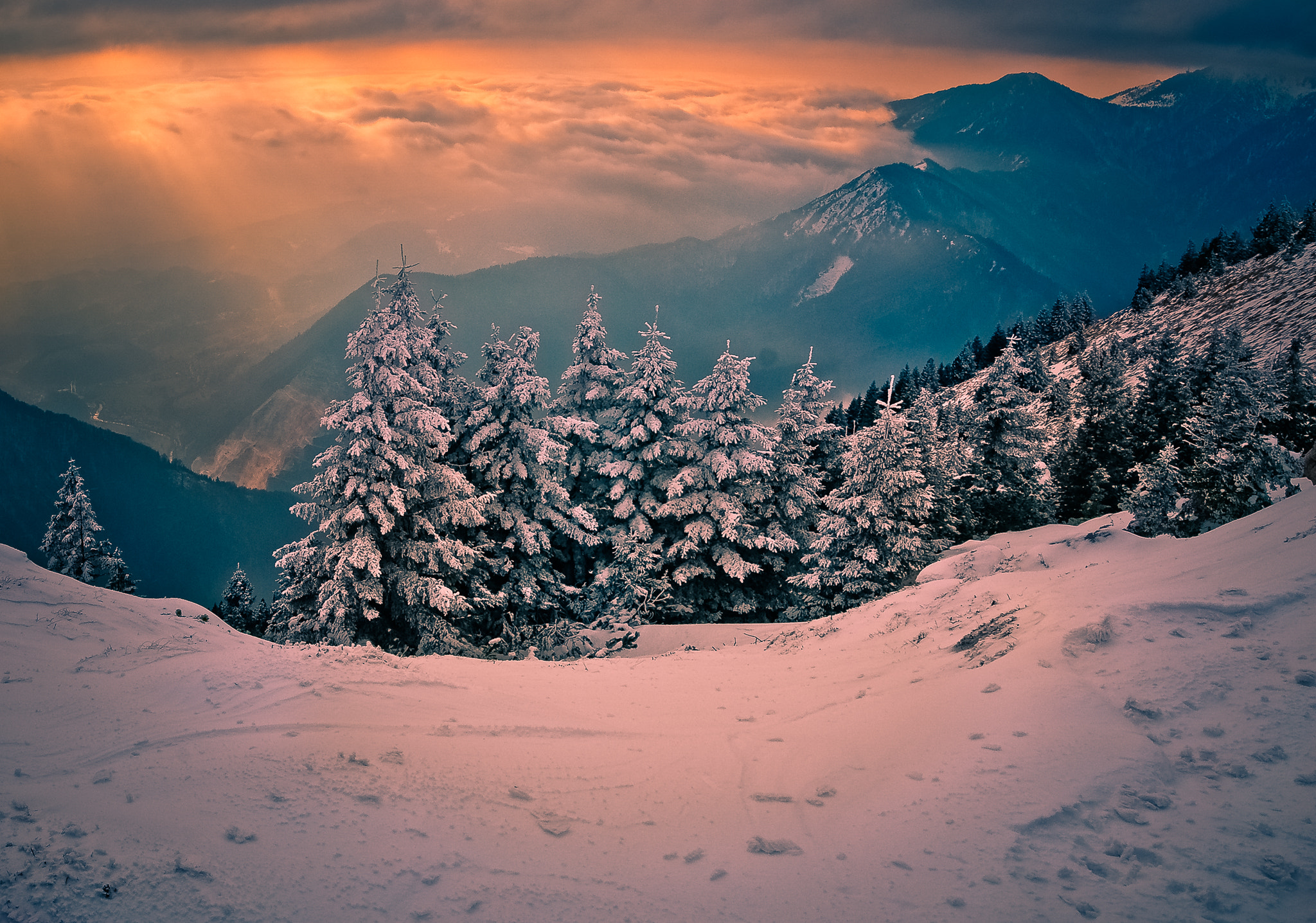 Nikon D80 + Sigma 10-20mm F3.5 EX DC HSM sample photo. Winter evening photography