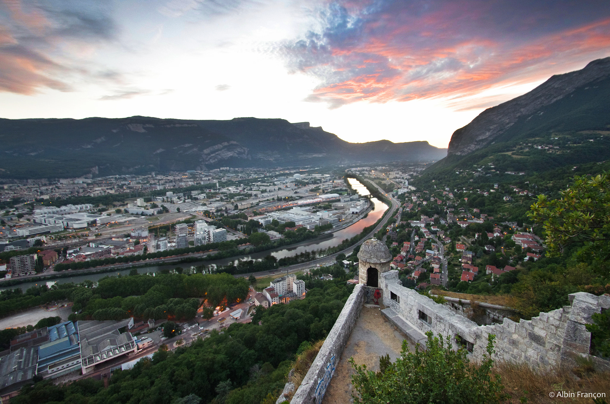 Pentax K-5 sample photo. Une touche de rose sur grenoble photography