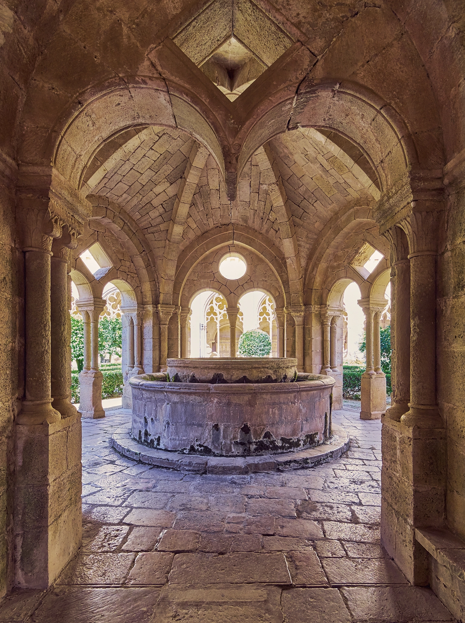 Tokina AT-X Pro 11-16mm F2.8 DX II sample photo. Claustro - real monasterio de santa maría de santes creus photography