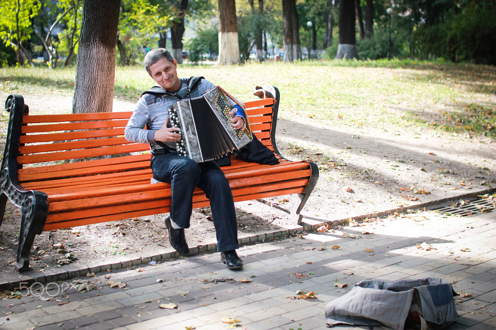 Canon EOS 550D (EOS Rebel T2i / EOS Kiss X4) sample photo. Singer in park photography