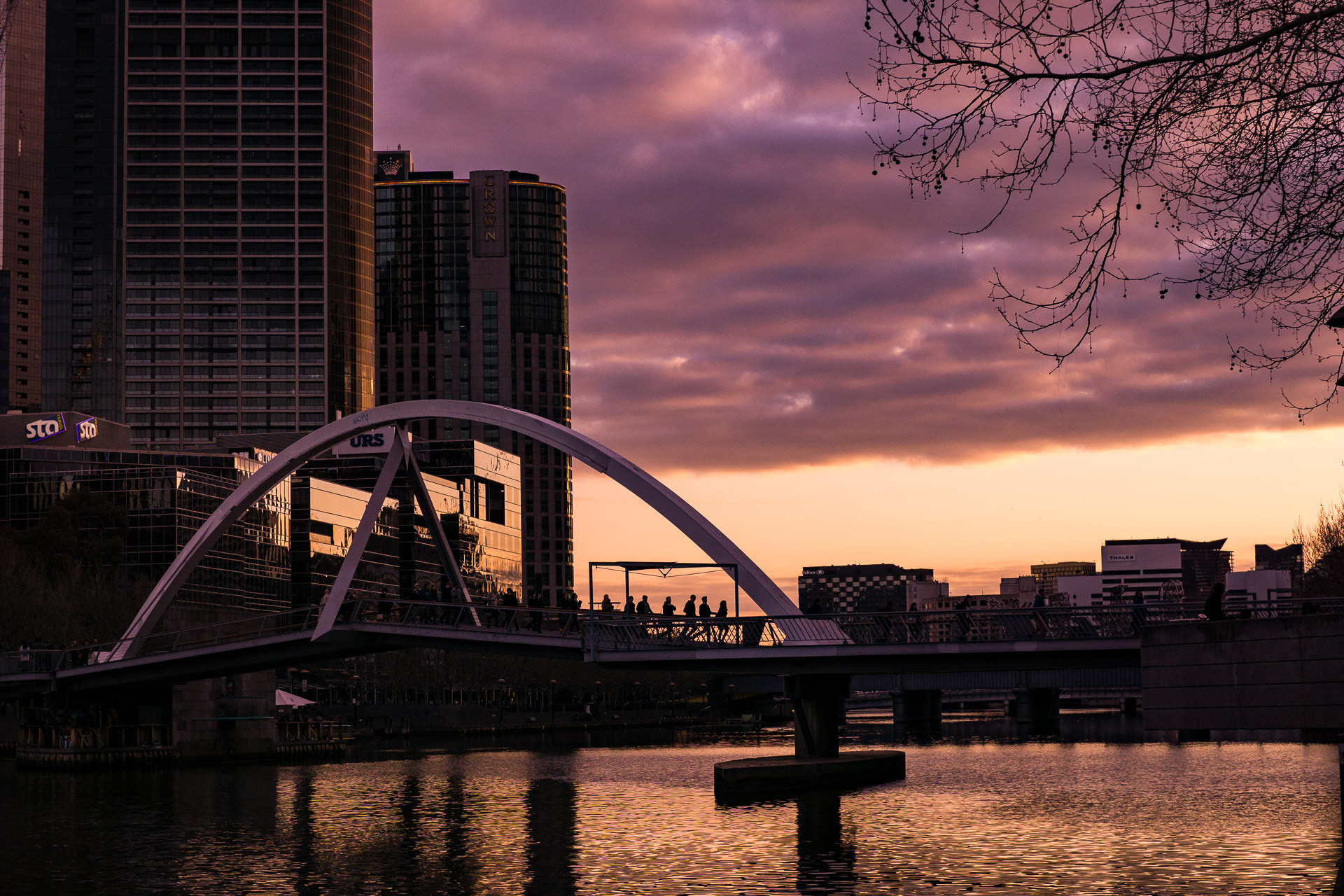 E 32mm F1.8 sample photo. Evening commute photography
