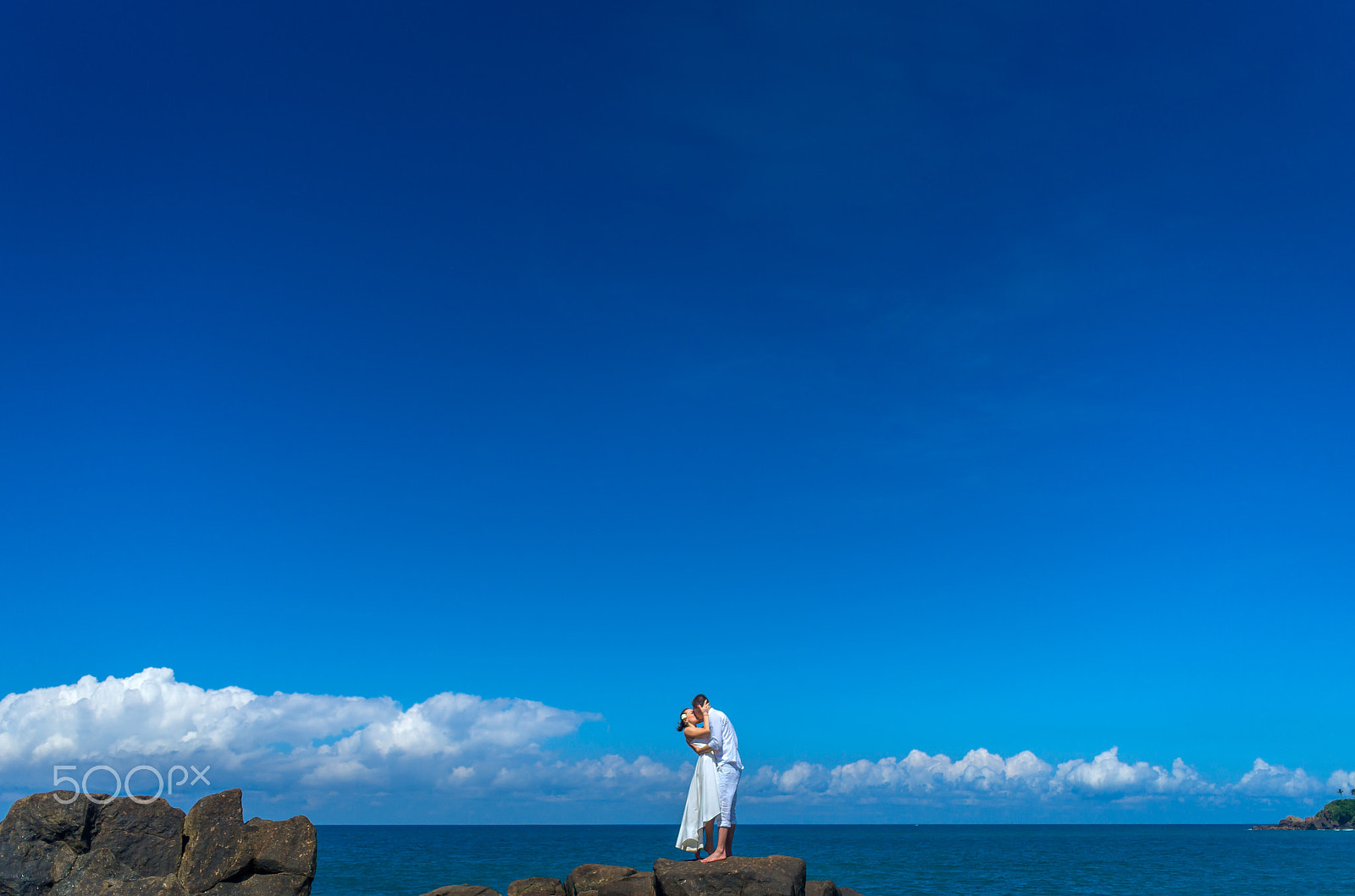 Pentax smc DA 21mm F3.2 AL Limited sample photo. Kissing on a beach photography