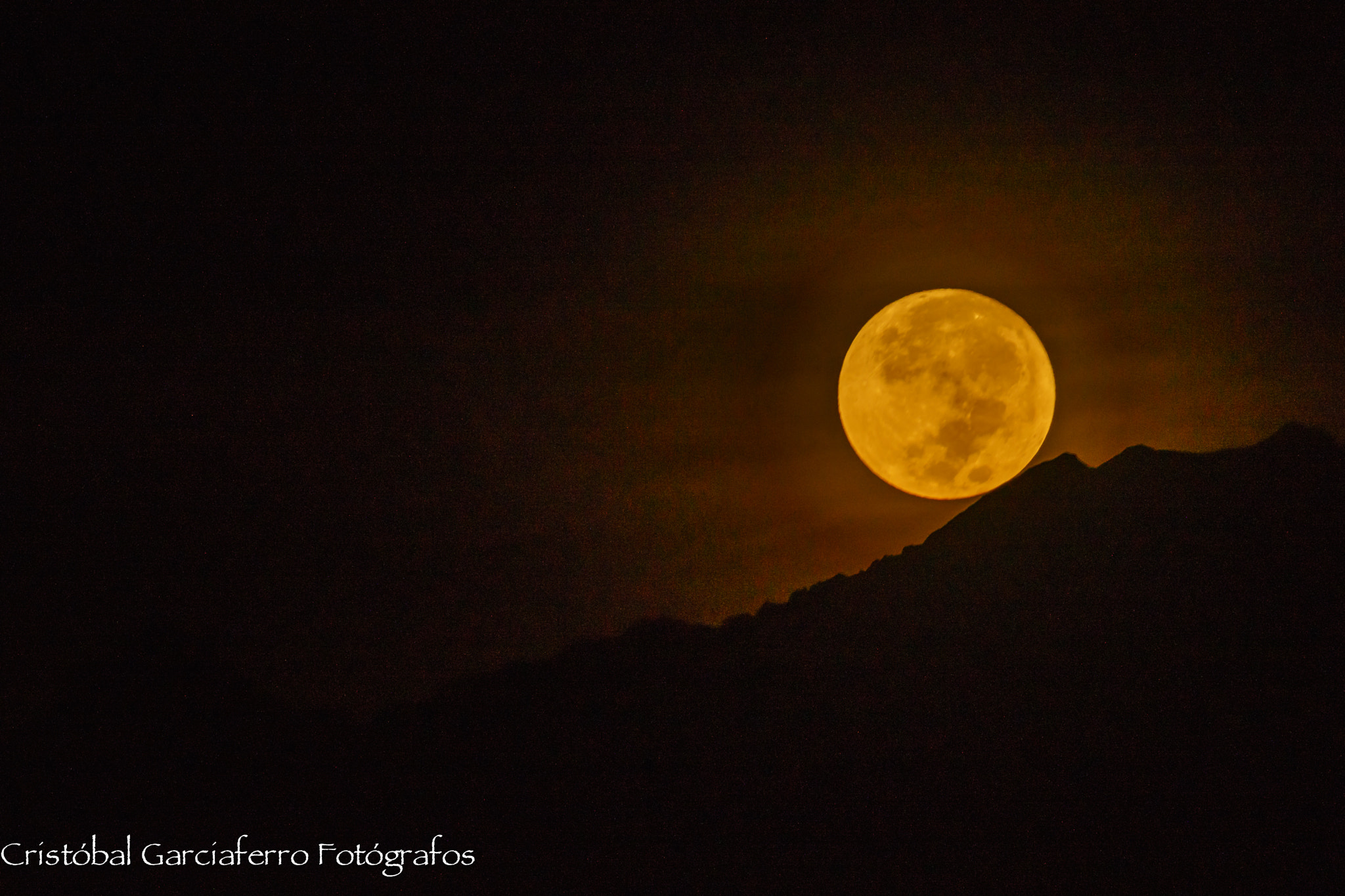 Sony a7R + Sony 70-400mm F4-5.6 G SSM sample photo. Full moon over the iztaccihuatl volcano photography