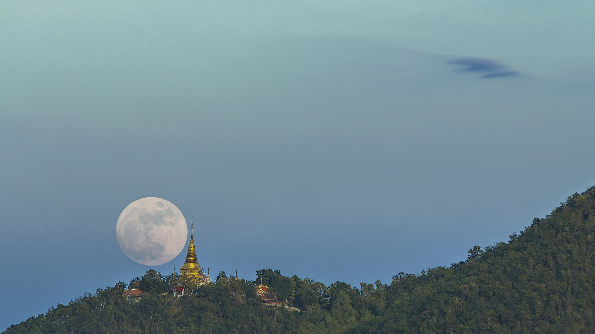 Canon EF 70-200mm F2.8L IS USM sample photo. Moon rise photography