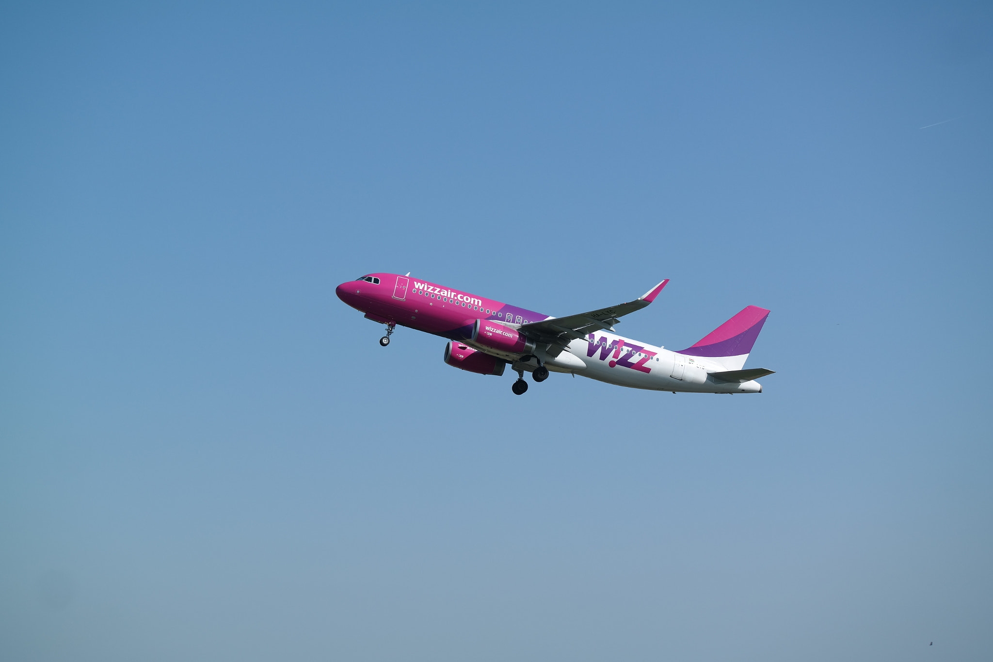 Samsung NX30 + NX 50-200mm F4-5.6 sample photo. Wizz air photography