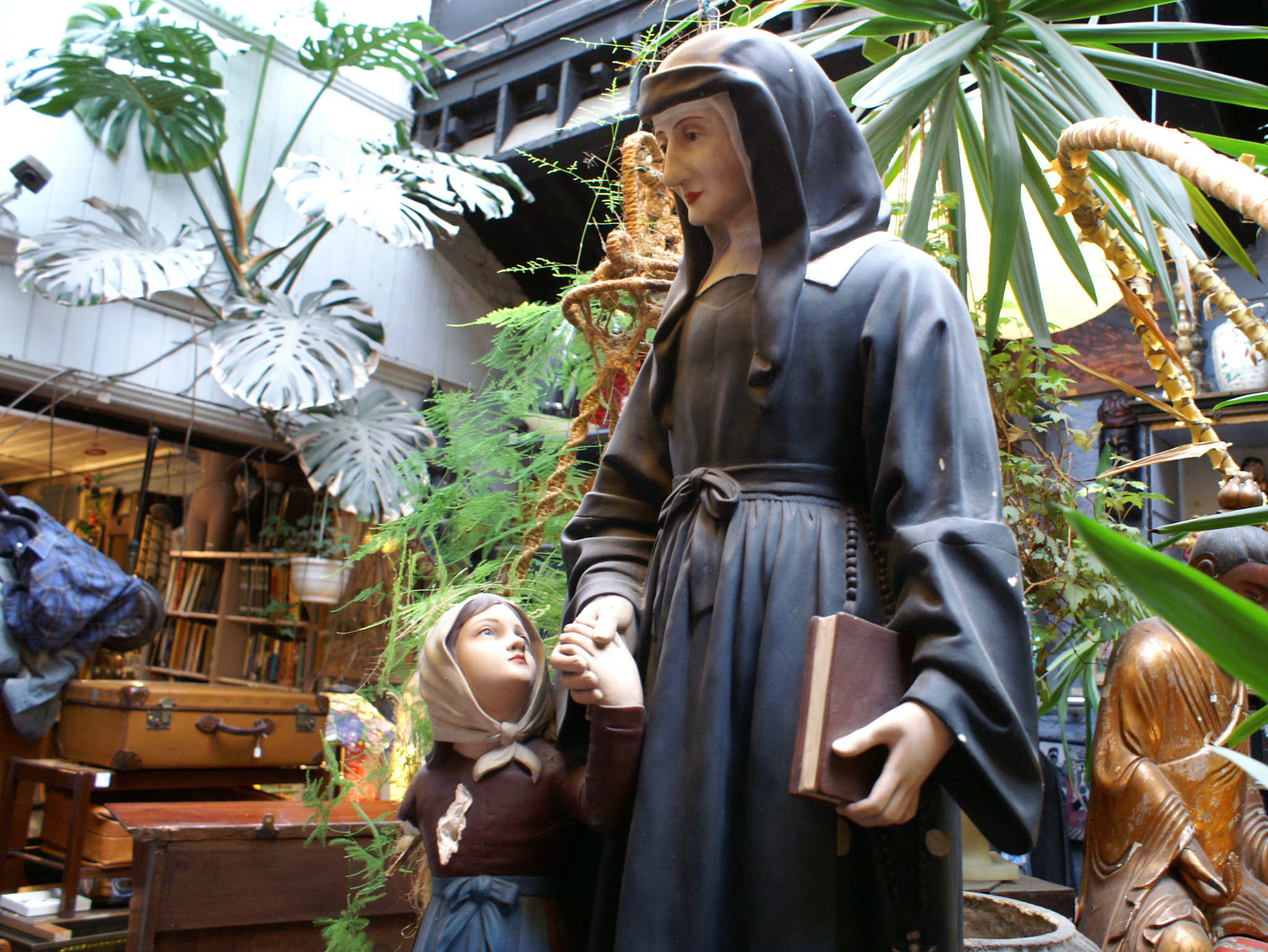 KONICA MINOLTA DYNAX 5D + Sony DT 18-70mm F3.5-5.6 sample photo. The nun and the child photography