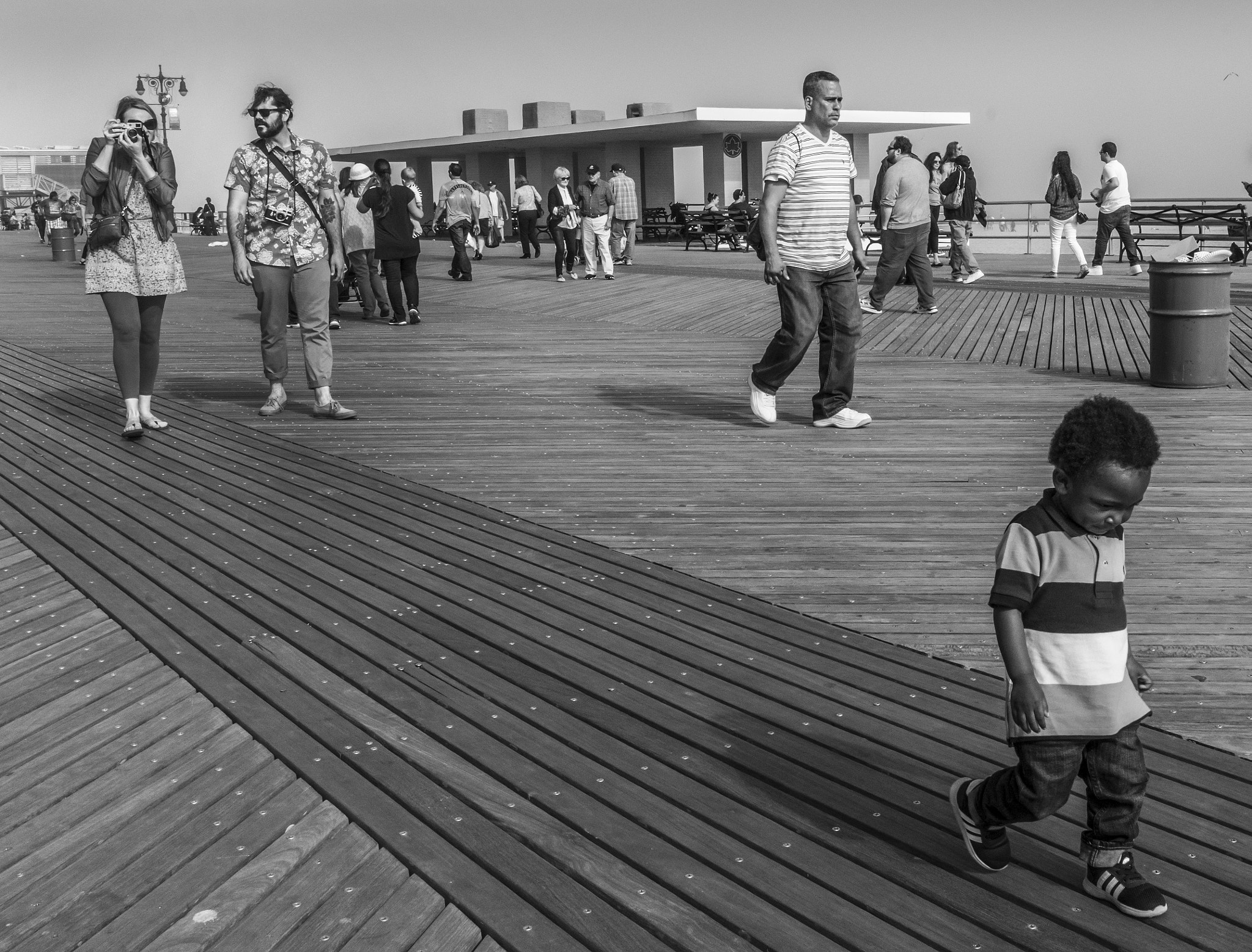 Nikon D7200 + Nikon AF-S Nikkor 20mm F1.8G ED sample photo. Street photographers on the run on coney island photography