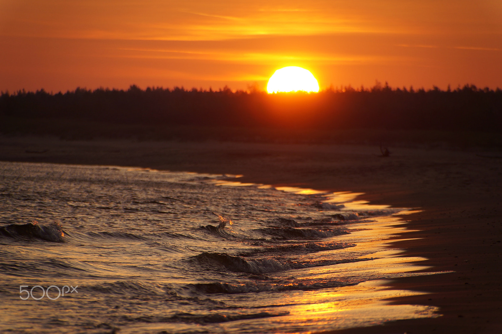Sony DT 18-250mm F3.5-6.3 sample photo. Sunrise over the water photography