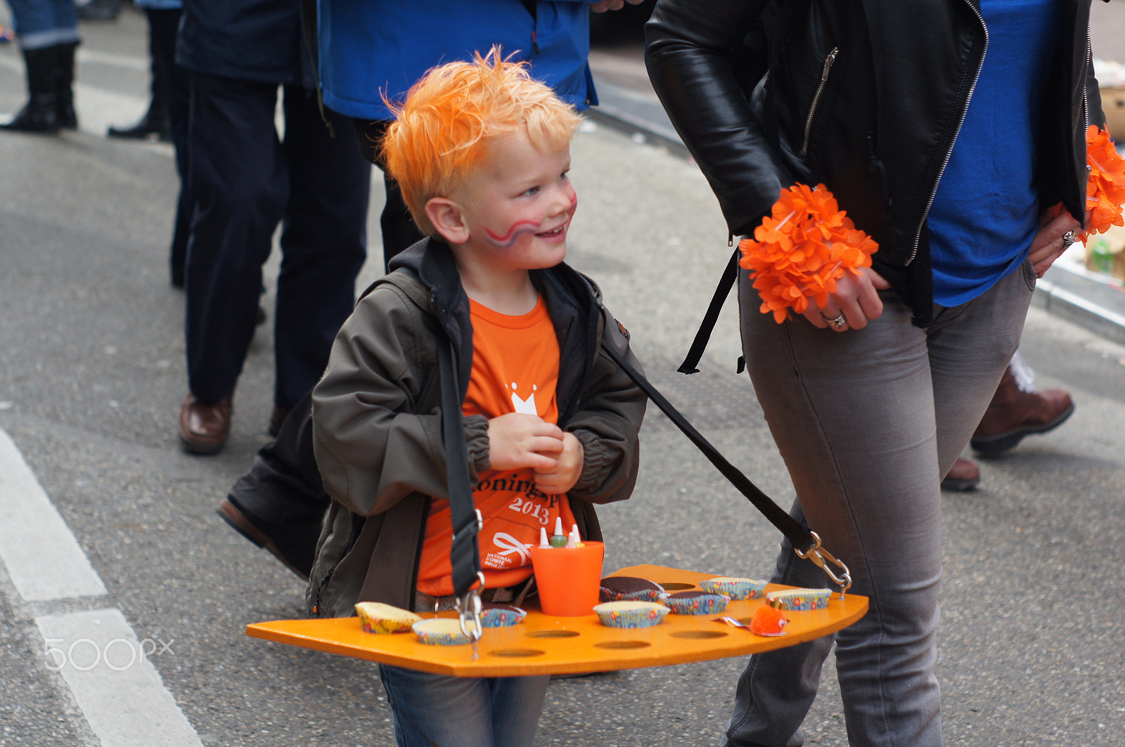 Sony SLT-A55 (SLT-A55V) + Minolta AF 50mm F1.7 sample photo. Young street vendor in amsterdam on king's day photography