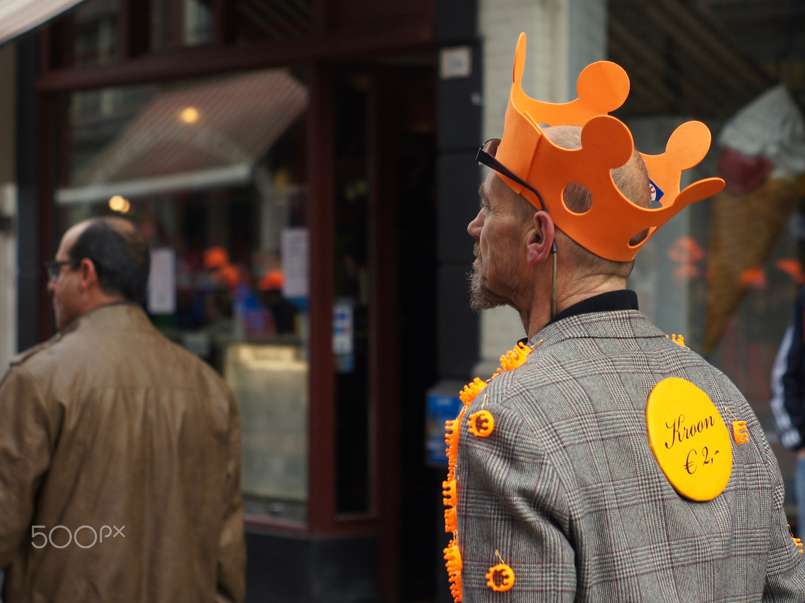 Sony SLT-A55 (SLT-A55V) + Minolta AF 50mm F1.7 sample photo. Street vendor in amsterdam on king's day photography
