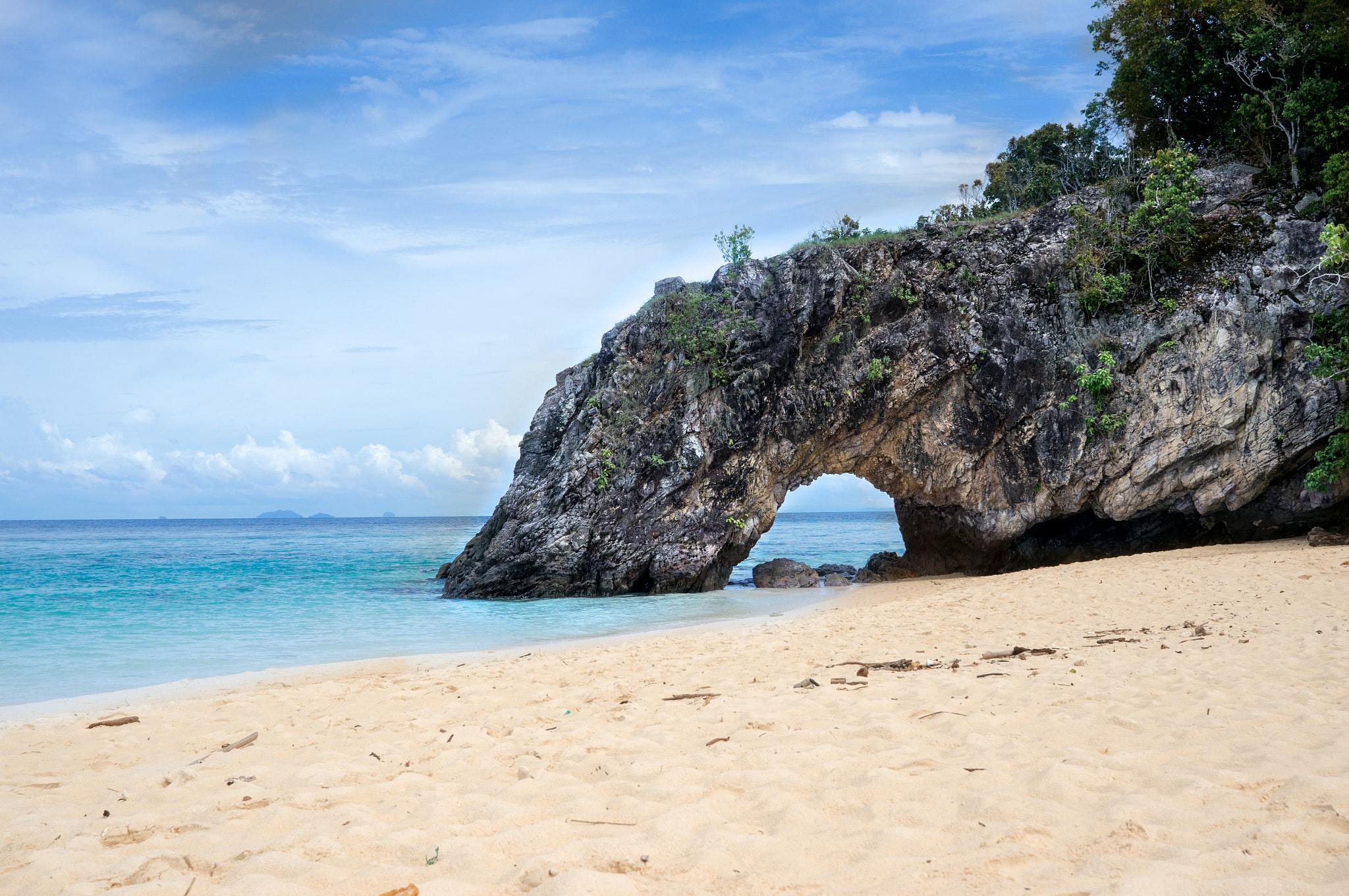 Sony Alpha NEX-6 + Minolta AF 28mm F2 sample photo. Natural rocks arch in koh khai, thailand photography