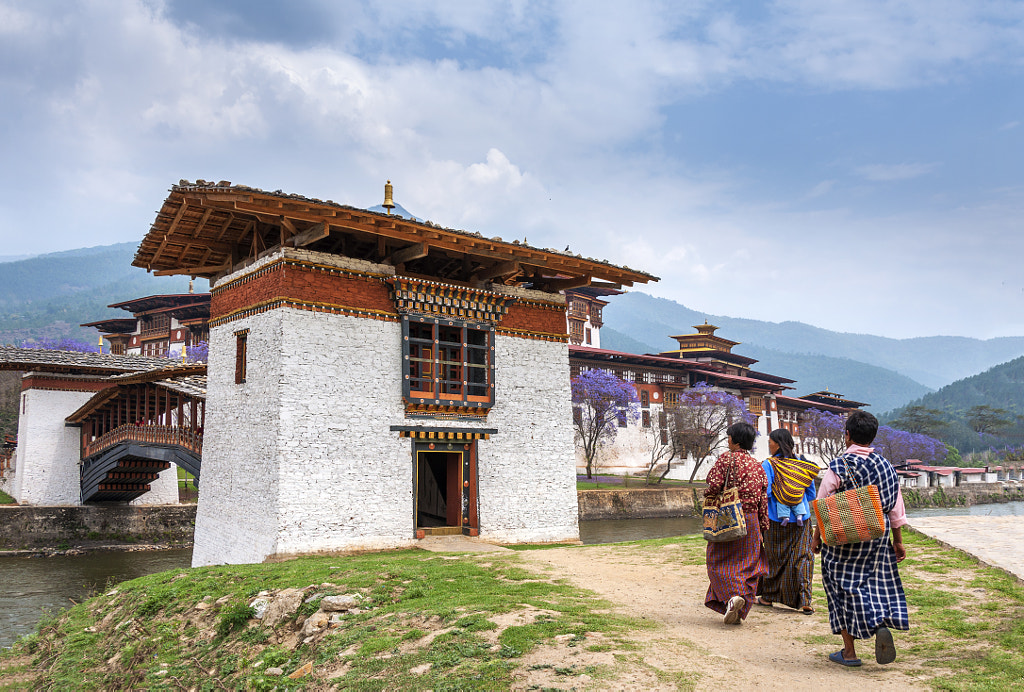 Pilgrims to Punakha Dzong by Csilla Zelko on 500px.com