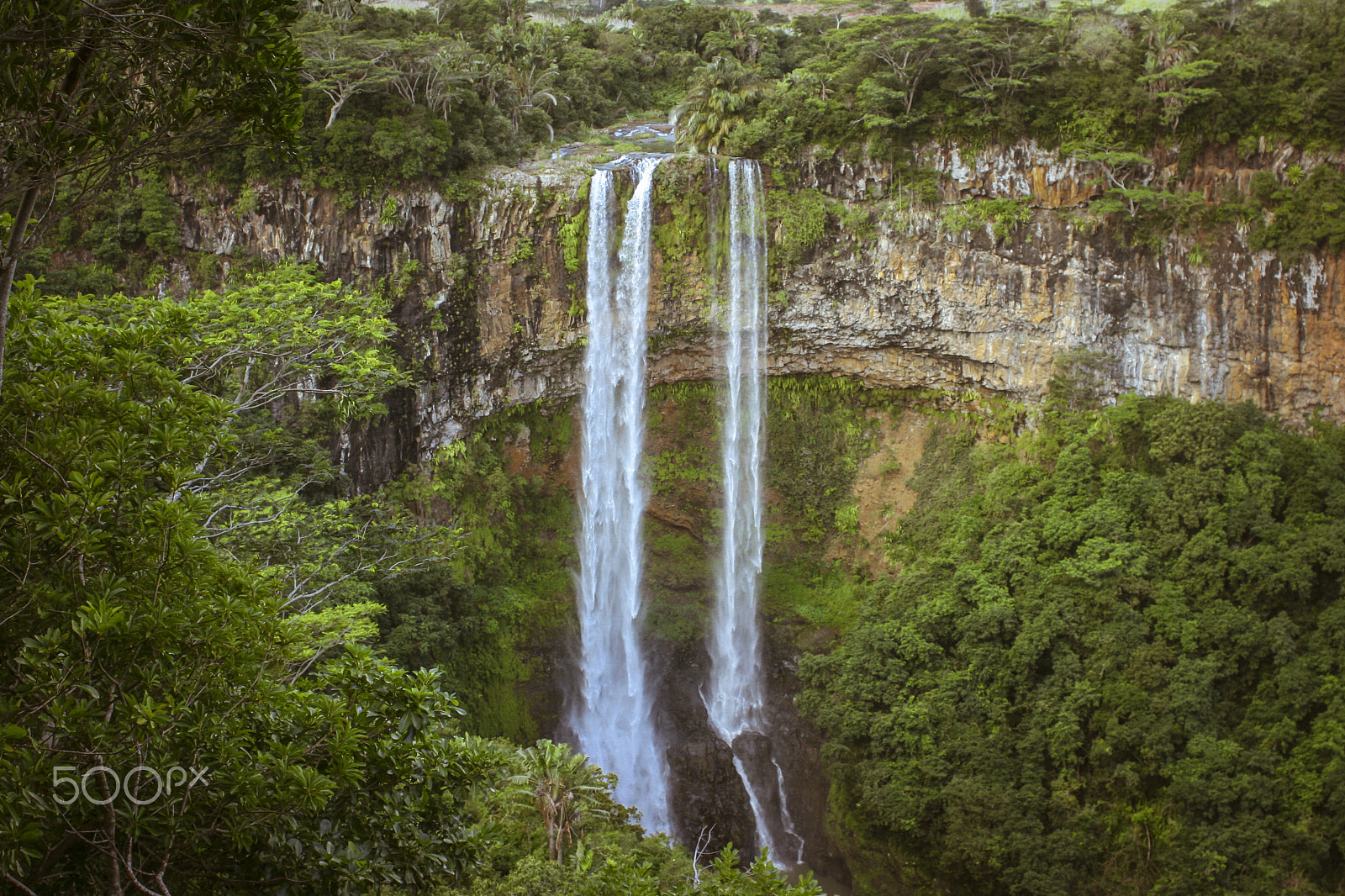 Canon EOS 400D (EOS Digital Rebel XTi / EOS Kiss Digital X) + Canon EF 28-80mm f/2.8-4L sample photo. Chamarel waterfall photography