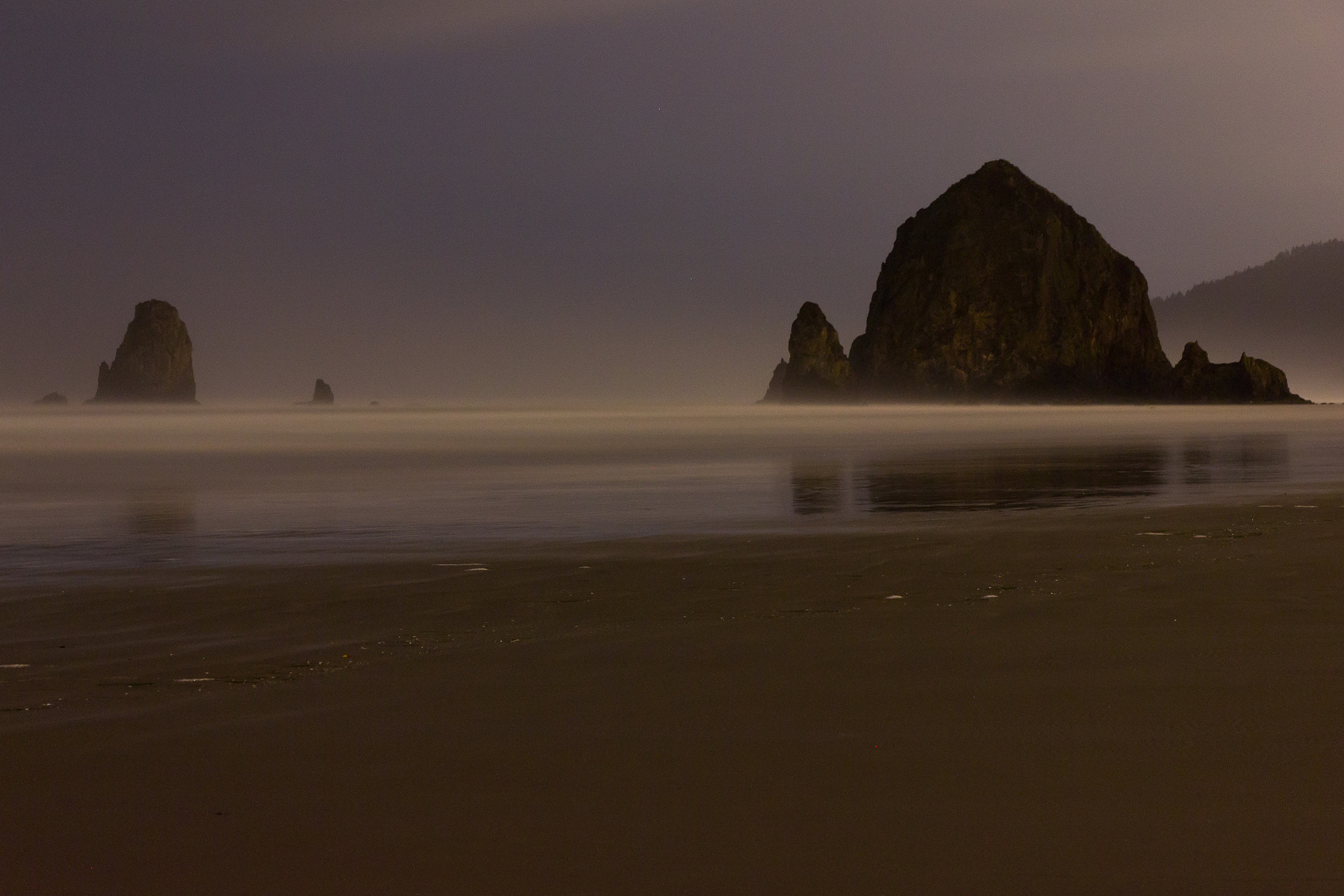 Canon EOS 550D (EOS Rebel T2i / EOS Kiss X4) + Canon EF-S 18-135mm F3.5-5.6 IS STM sample photo. Haystack rock at first light photography