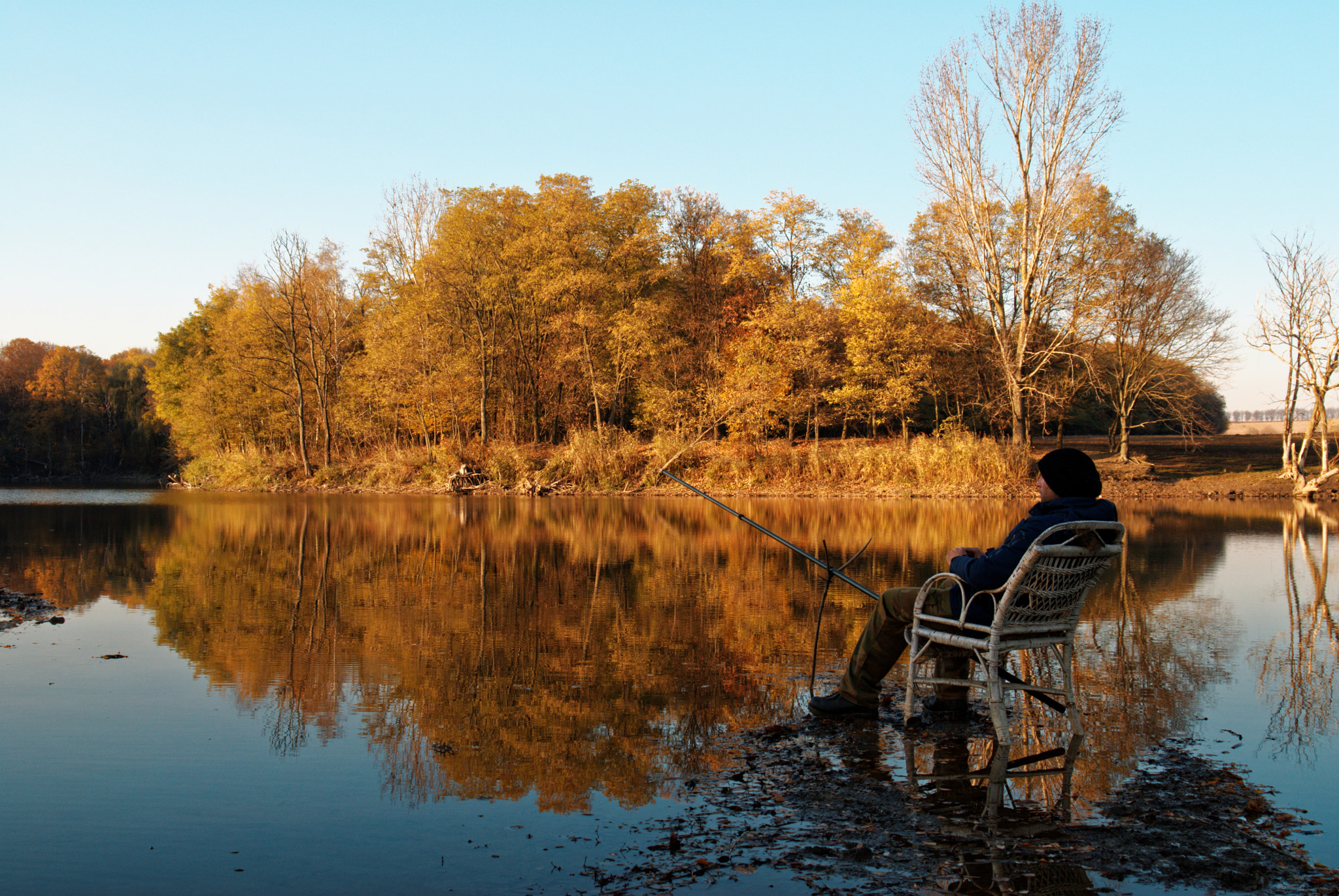 AF Zoom-Nikkor 28-80mm f/3.3-5.6G sample photo. Autumn meditation photography