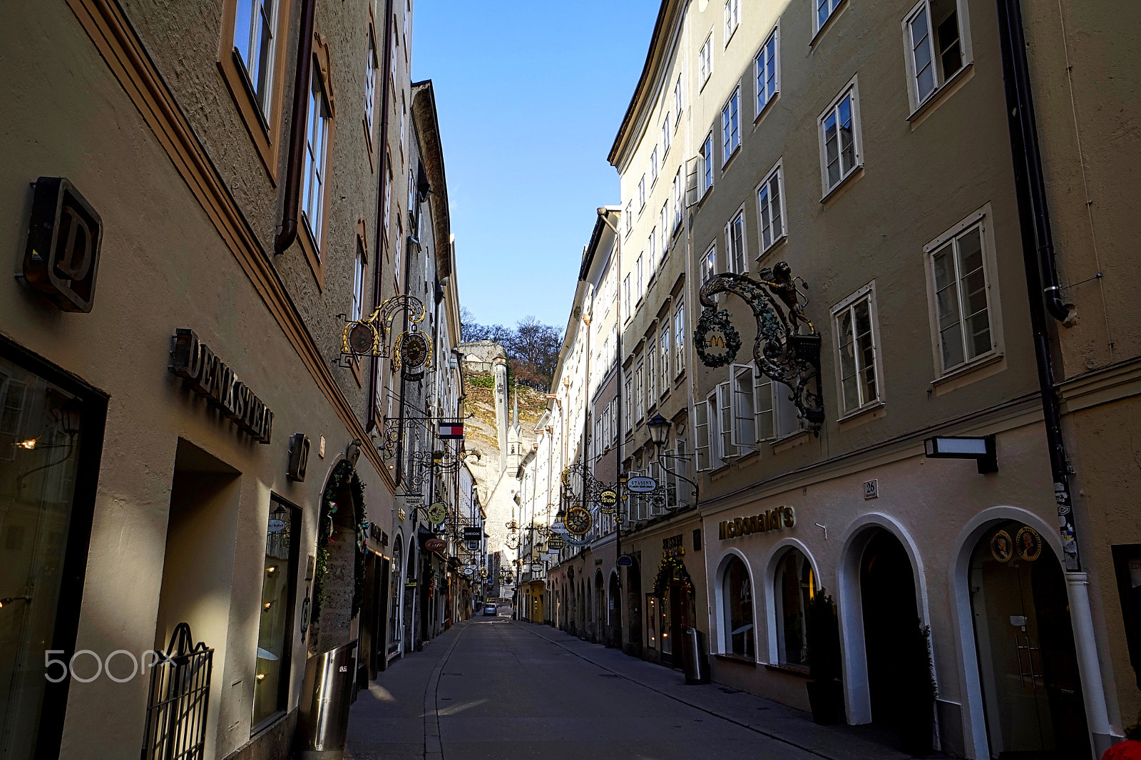 Sony a7R + Sony E 10-18mm F4 OSS sample photo. Getreidegasse.jpeg photography