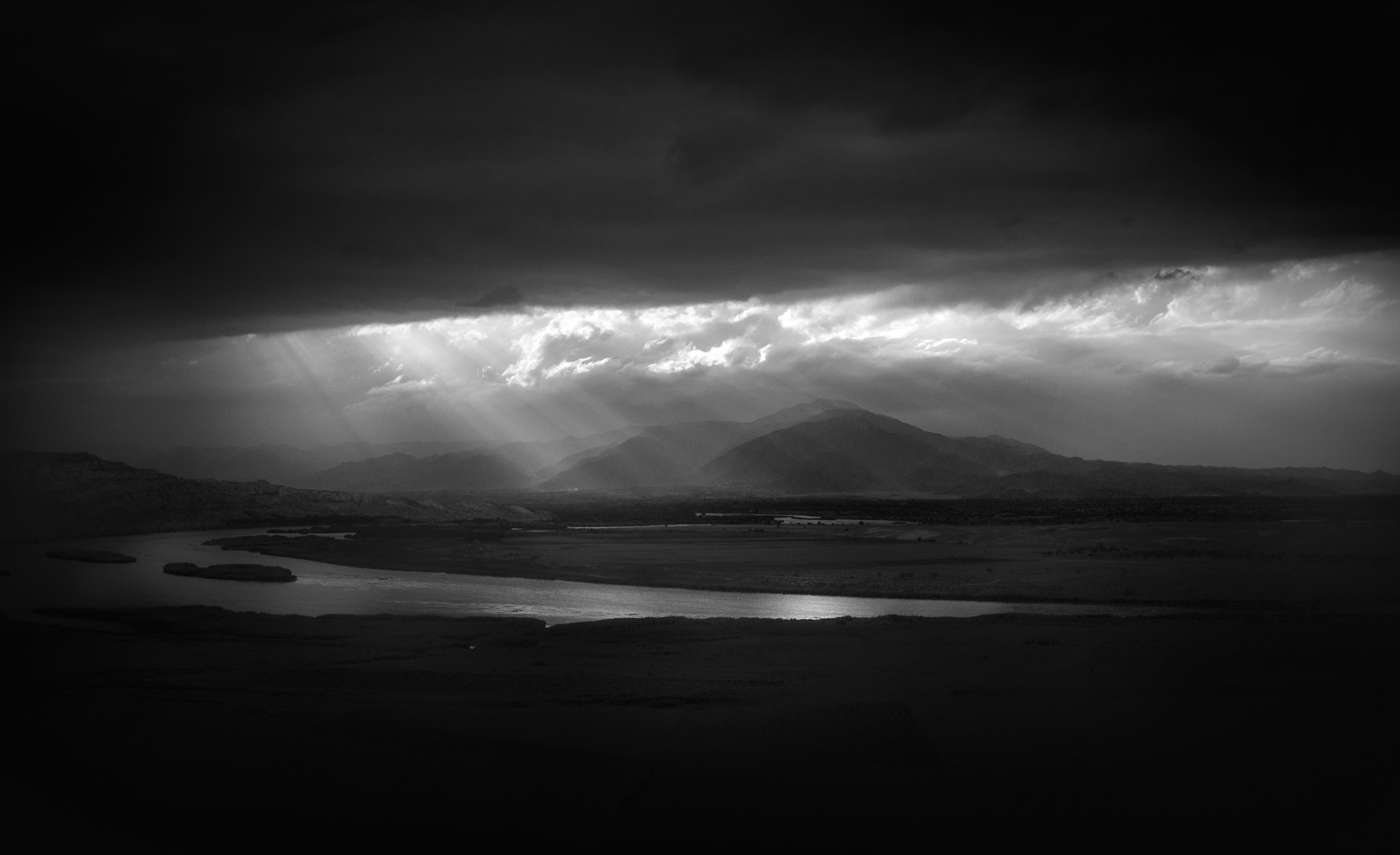 Nikon D800 + Samyang 35mm F1.4 AS UMC sample photo. Cloudy with chances of drama. bw photography