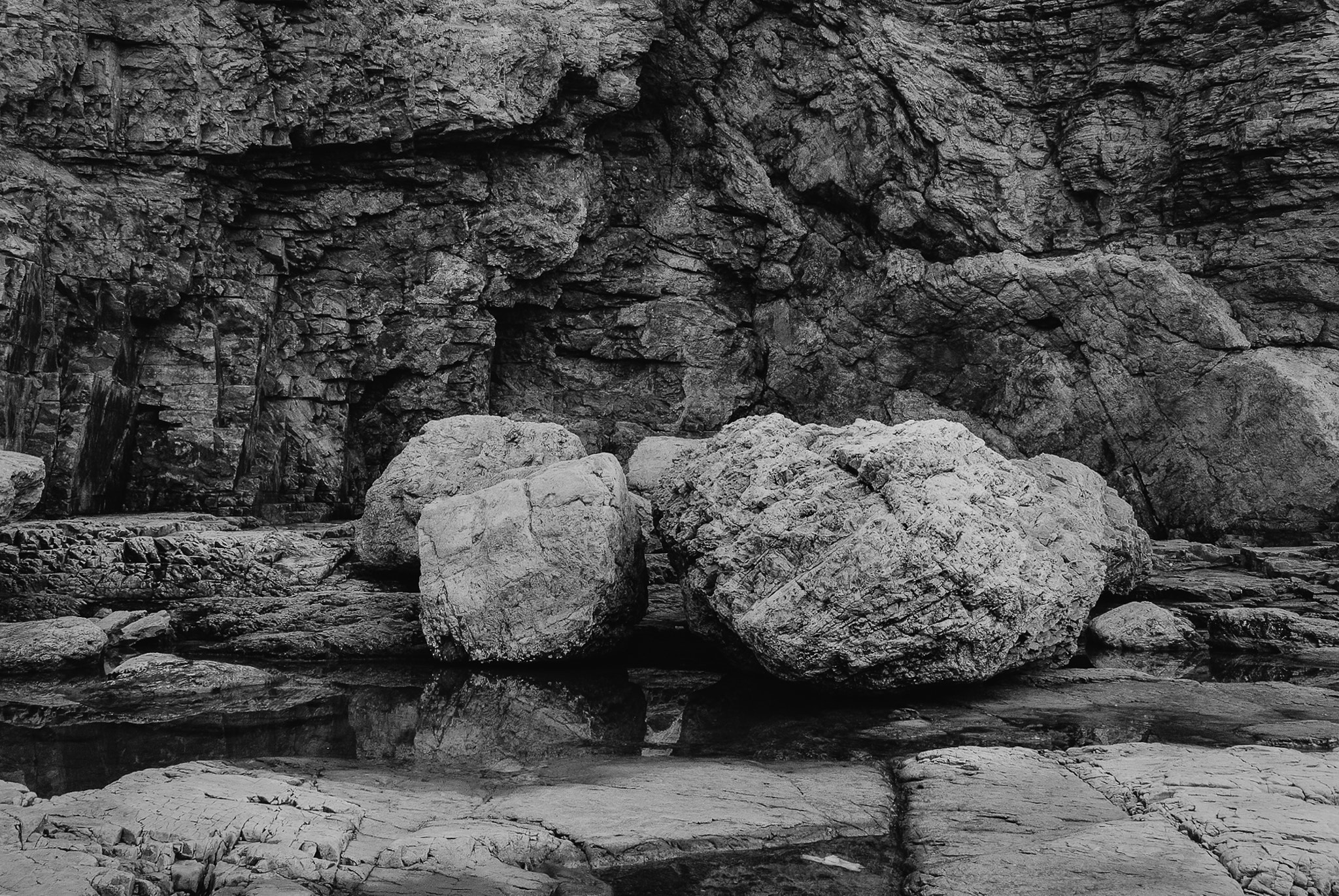 Nikon 1 Nikkor 11-27.5mm F3.5-5.6 sample photo. White rocks under the cliff photography